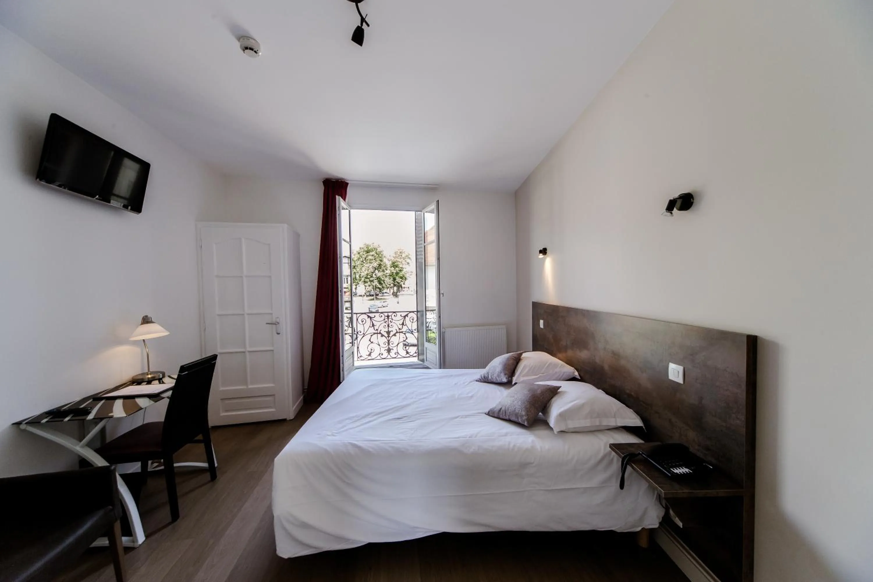 Photo of the whole room, Bed in LOGIS HOTEL - Le Petit Bellon
