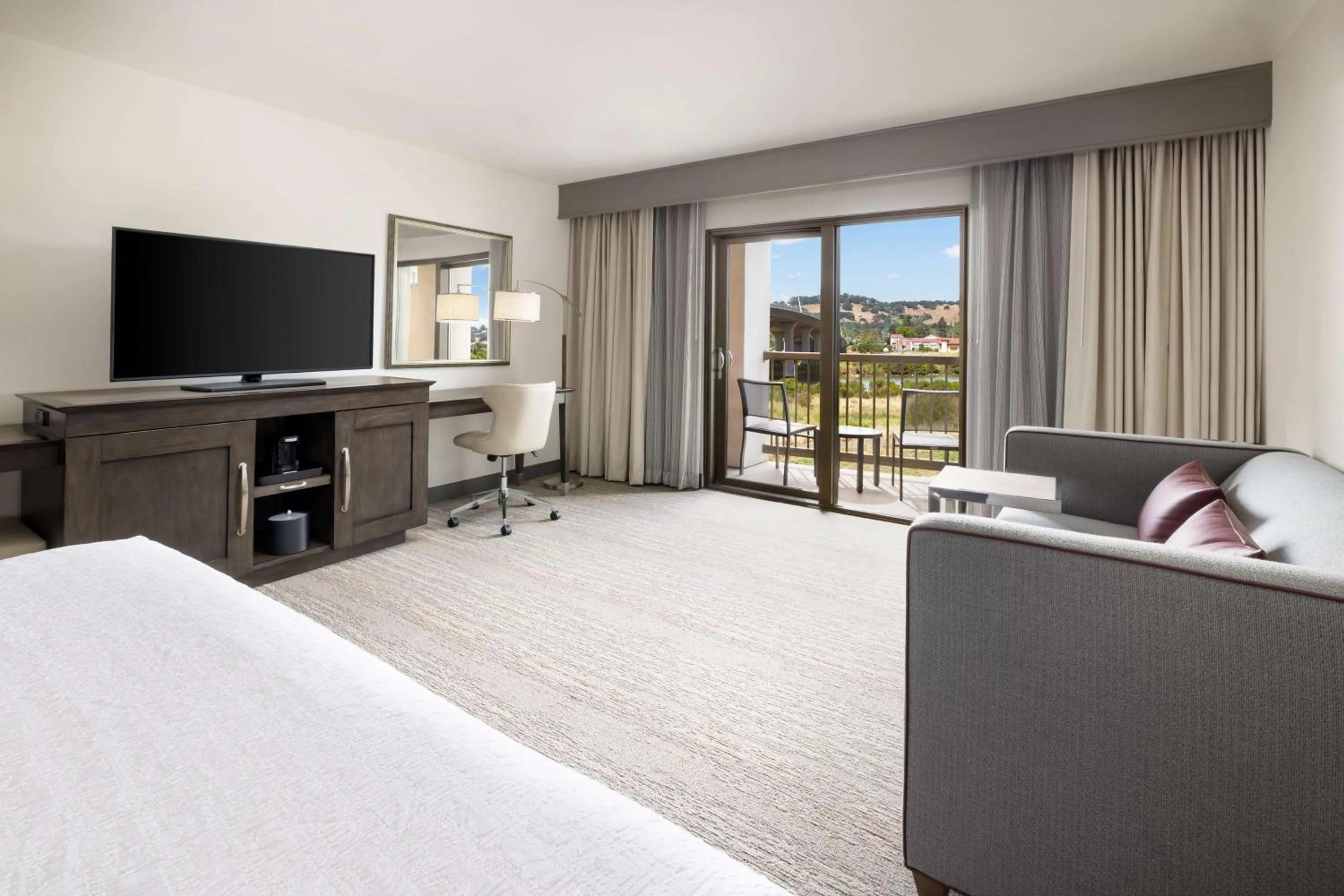 Bedroom, Bed in Hampton Inn & Suites - Napa, CA