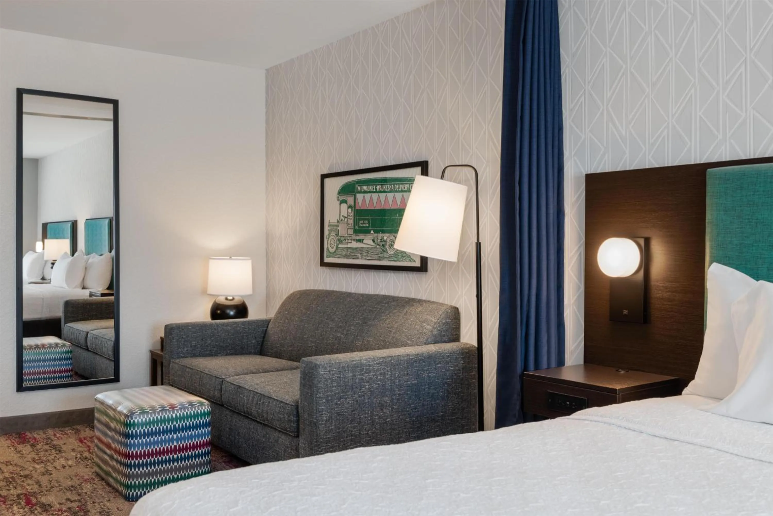 Living room, Bed in Home2 Suites by Hilton Milwaukee Brookfield