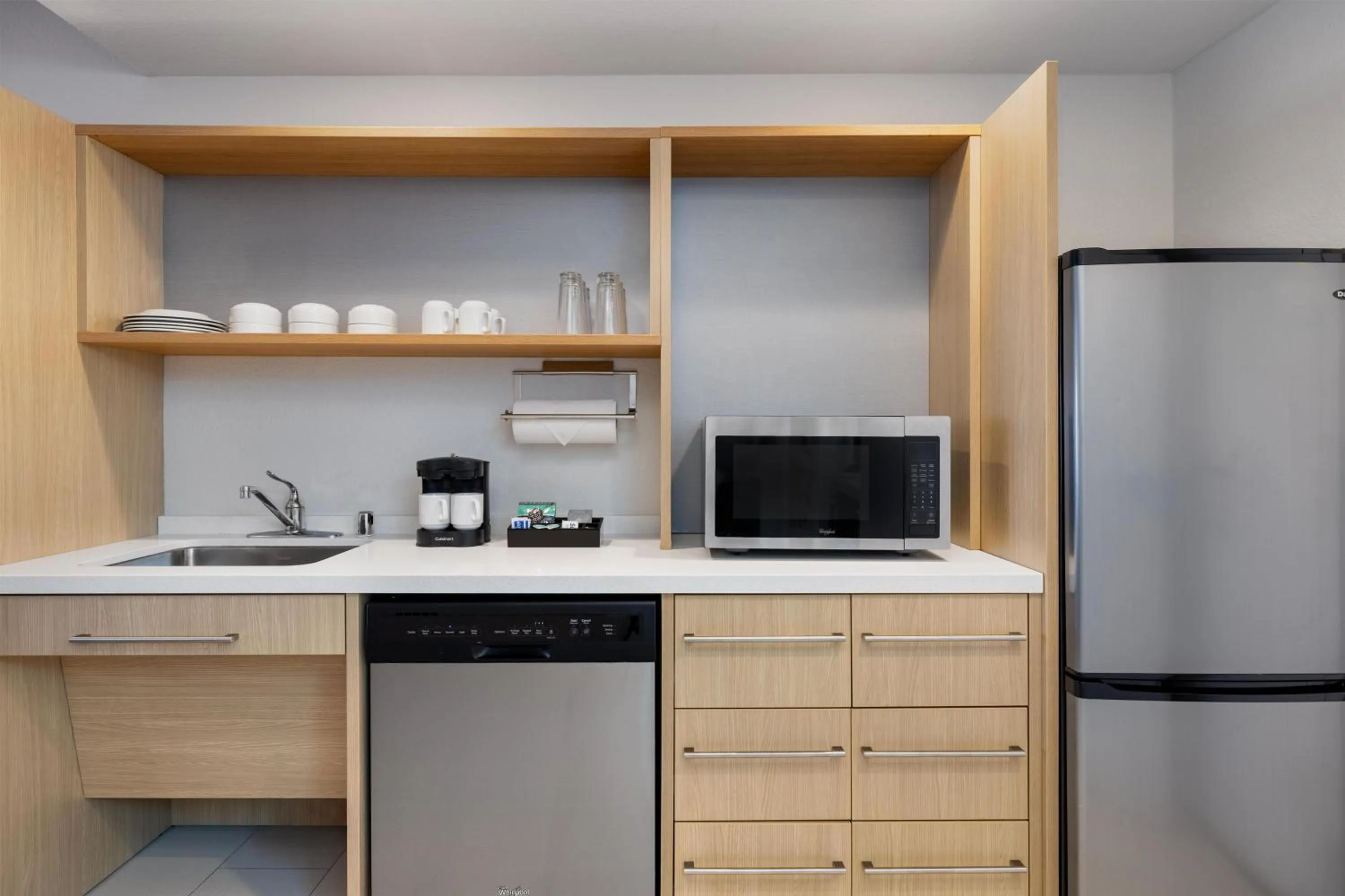 Kitchen or kitchenette in Home2 Suites by Hilton Milwaukee Brookfield