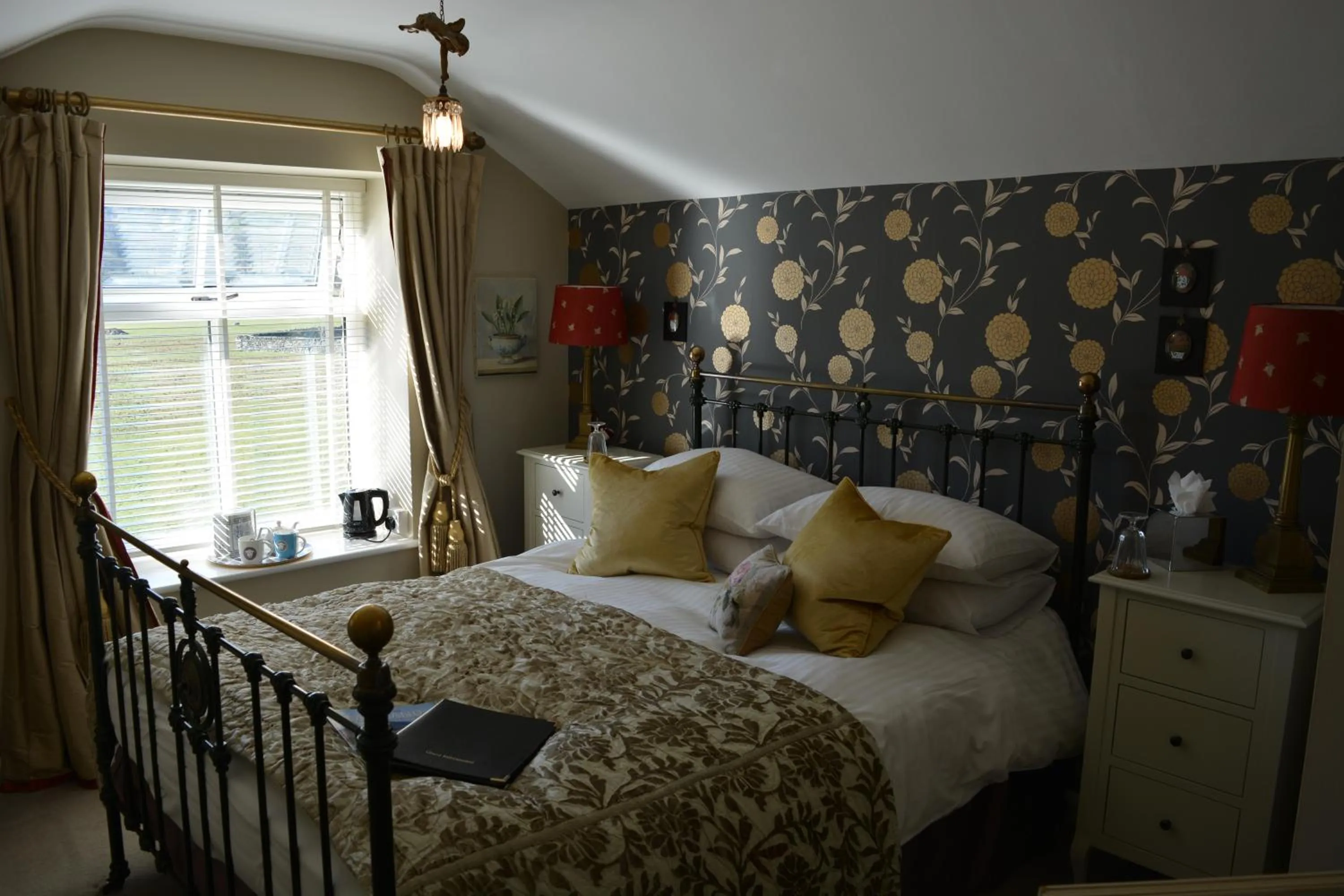 Photo of the whole room, Bed in Raise View House