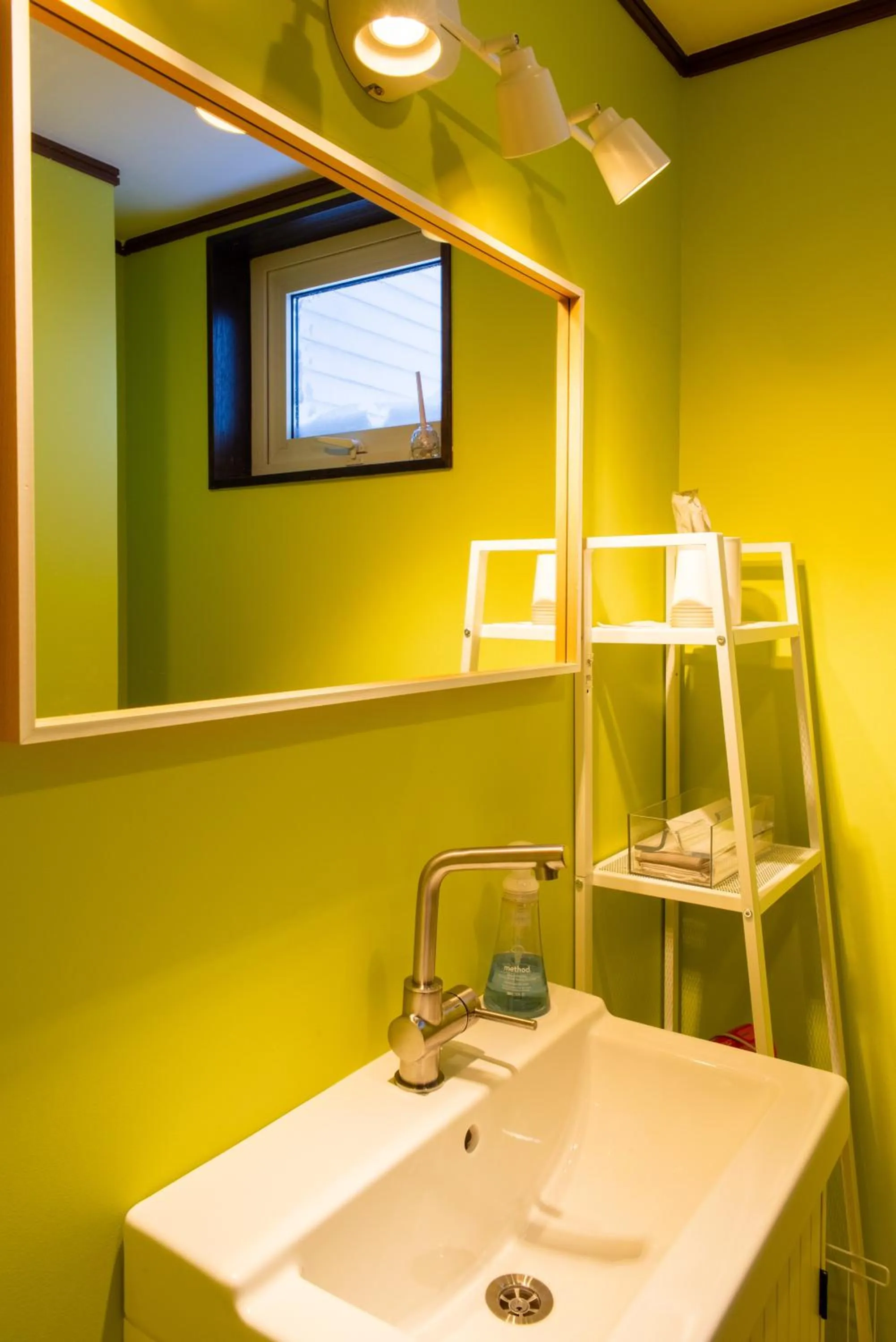 Shower, Bed in White Rose Inn