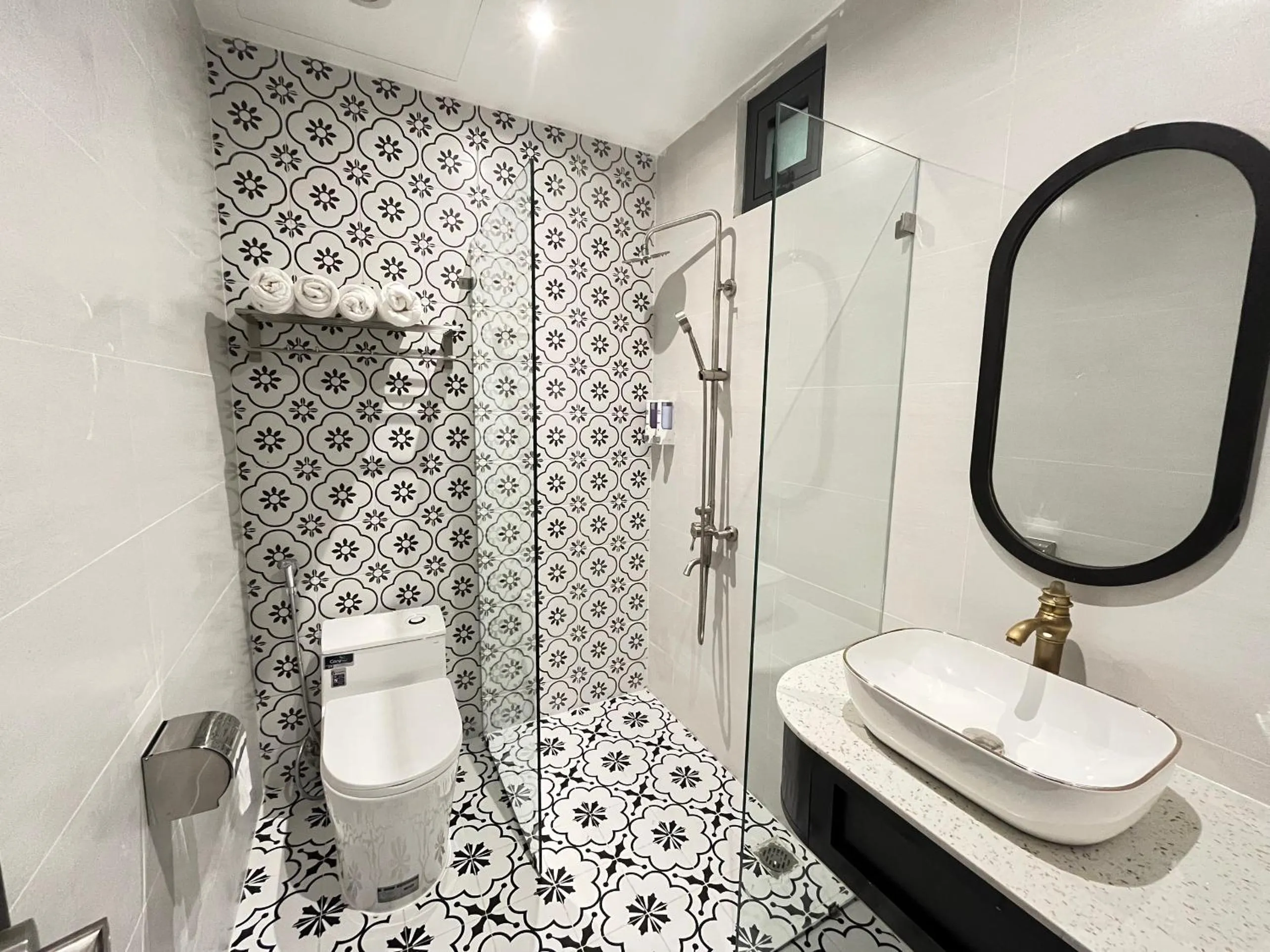 Shower in Tuyết Mai Hotel