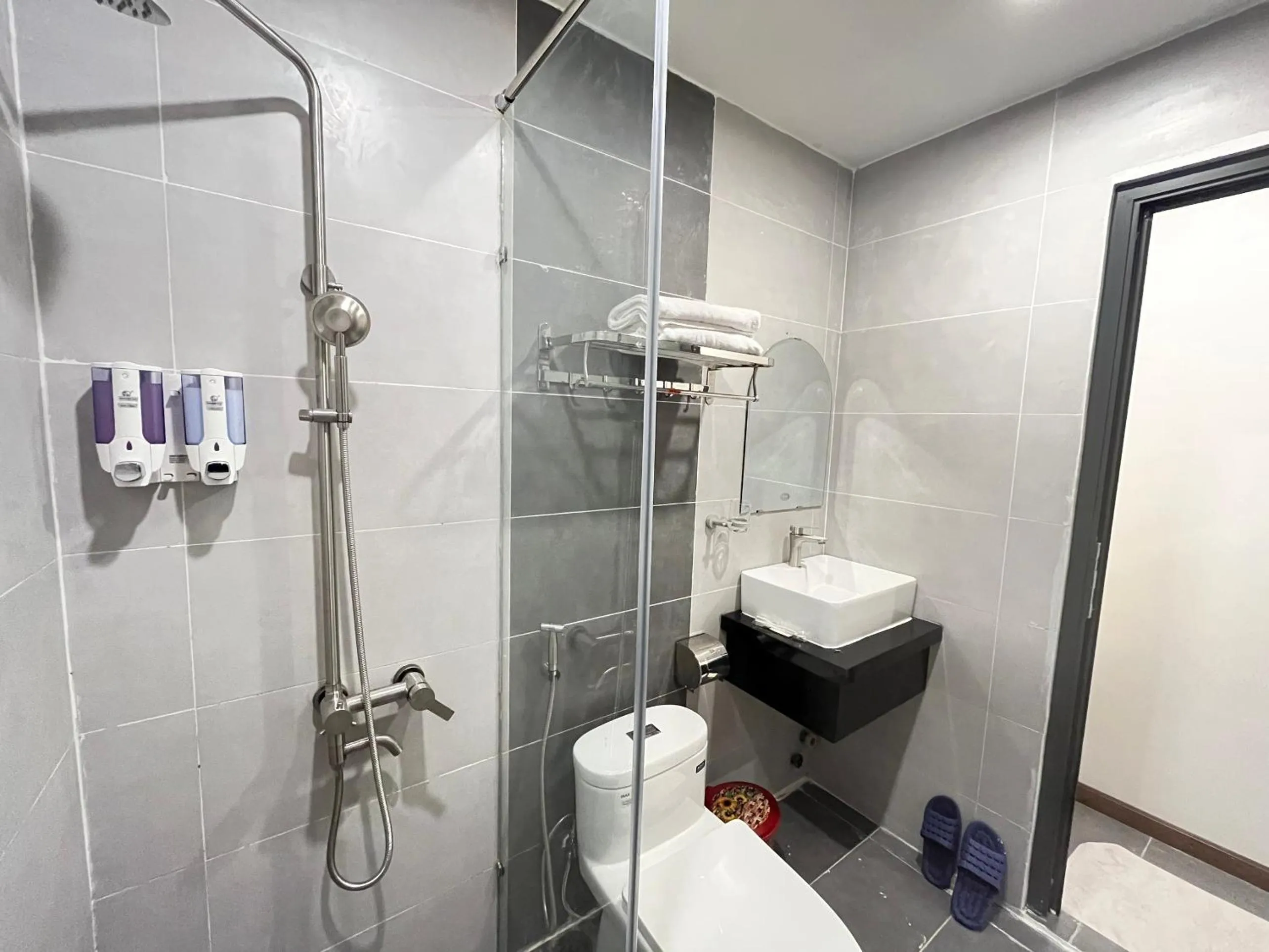 Shower in Tuyết Mai Hotel