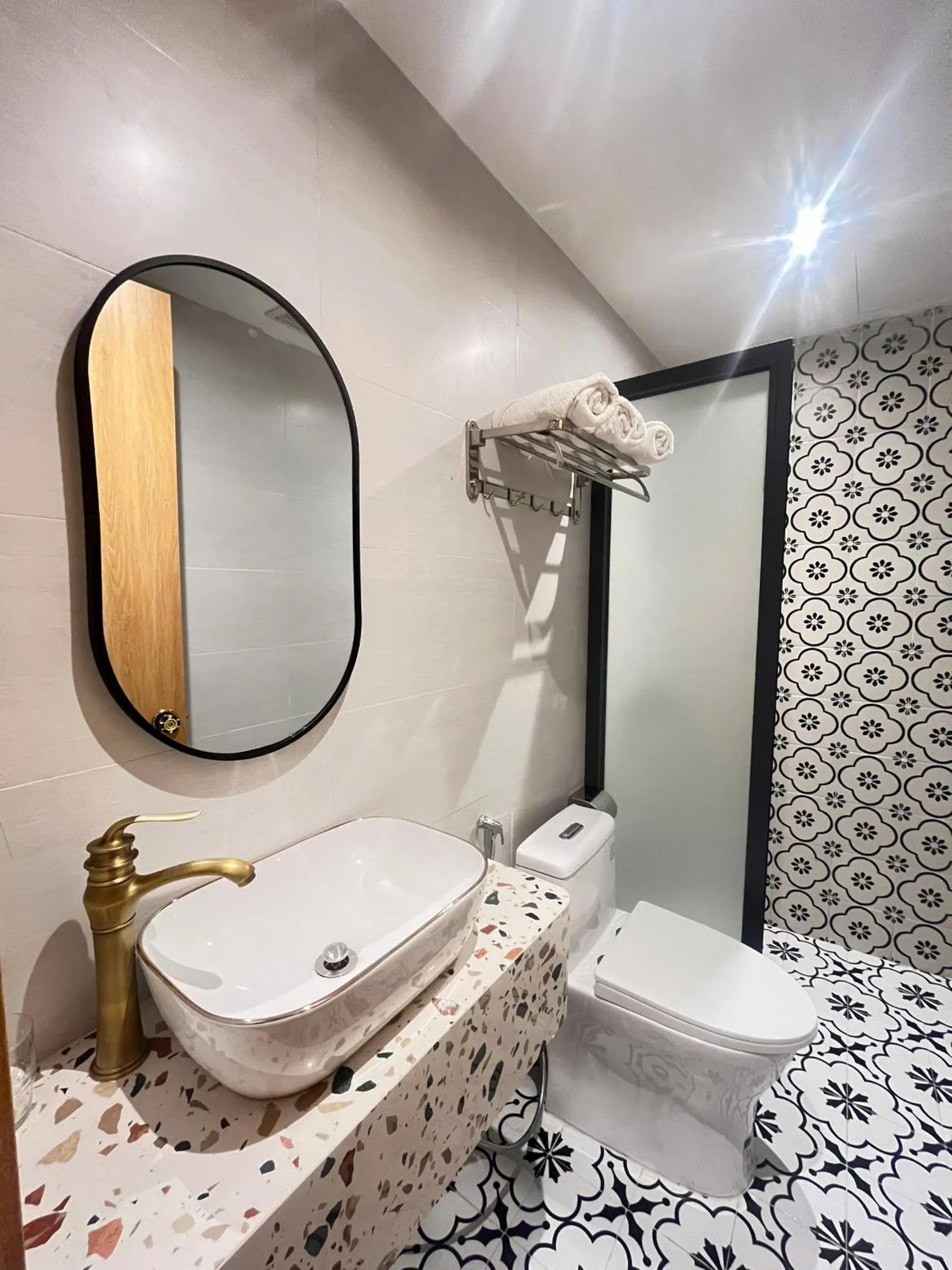 Shower in Tuyết Mai Hotel