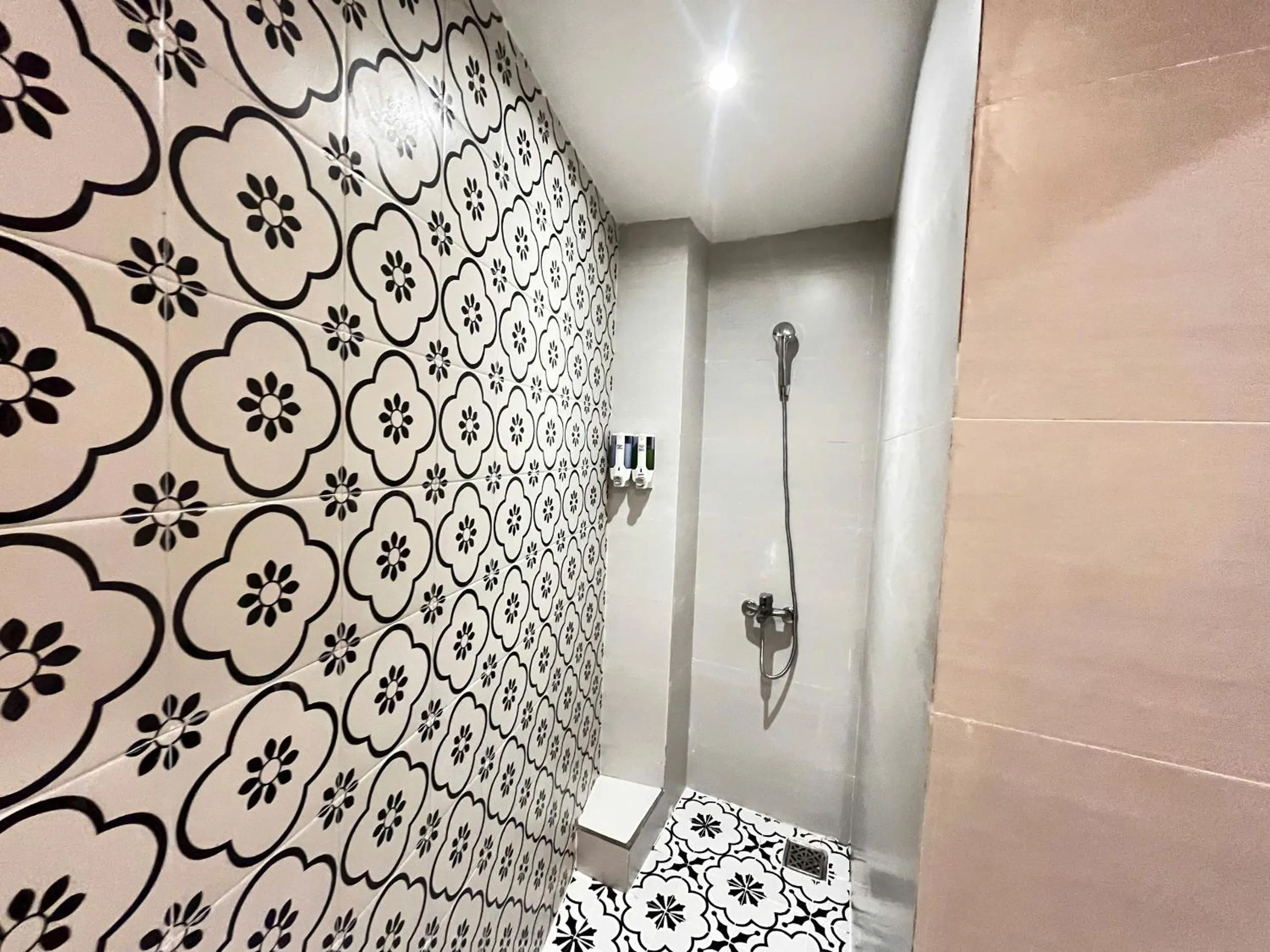 Shower in Tuyết Mai Hotel