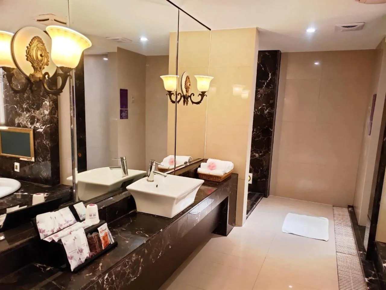 Bathroom, Bed in Discovery Motel - Nangang臺北市旅館349-2號