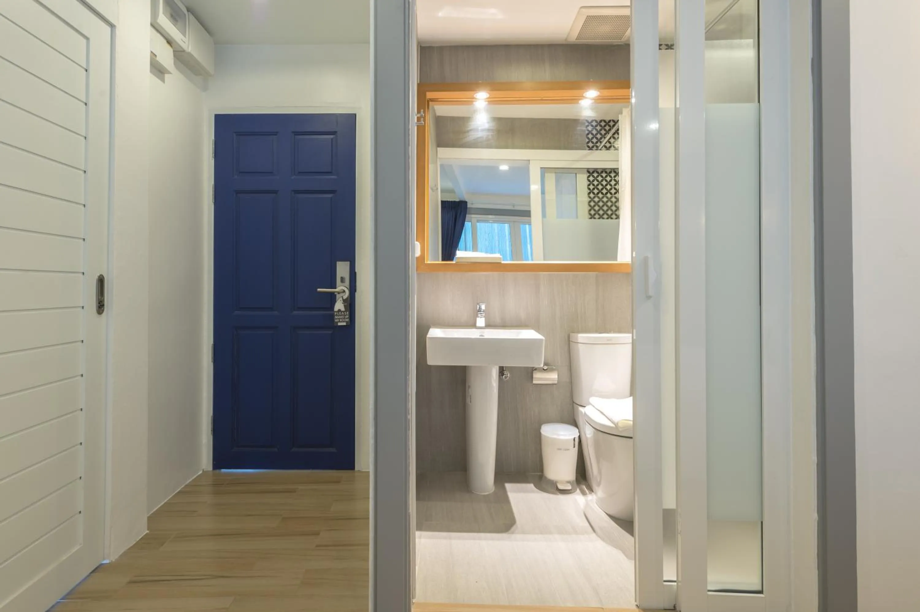 Toilet in White Ivory Bed And Breakfast