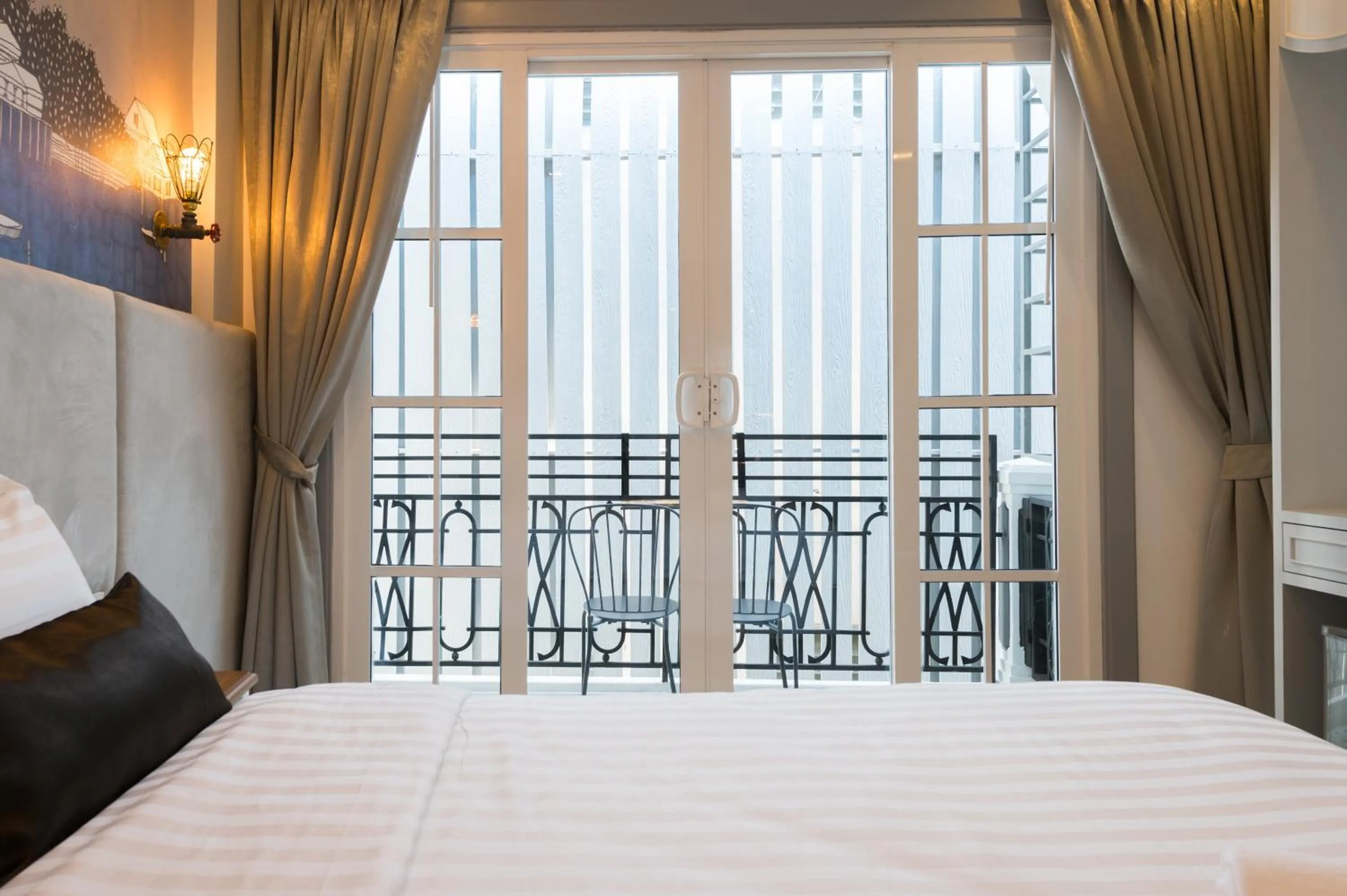 Bed in White Ivory Bed And Breakfast