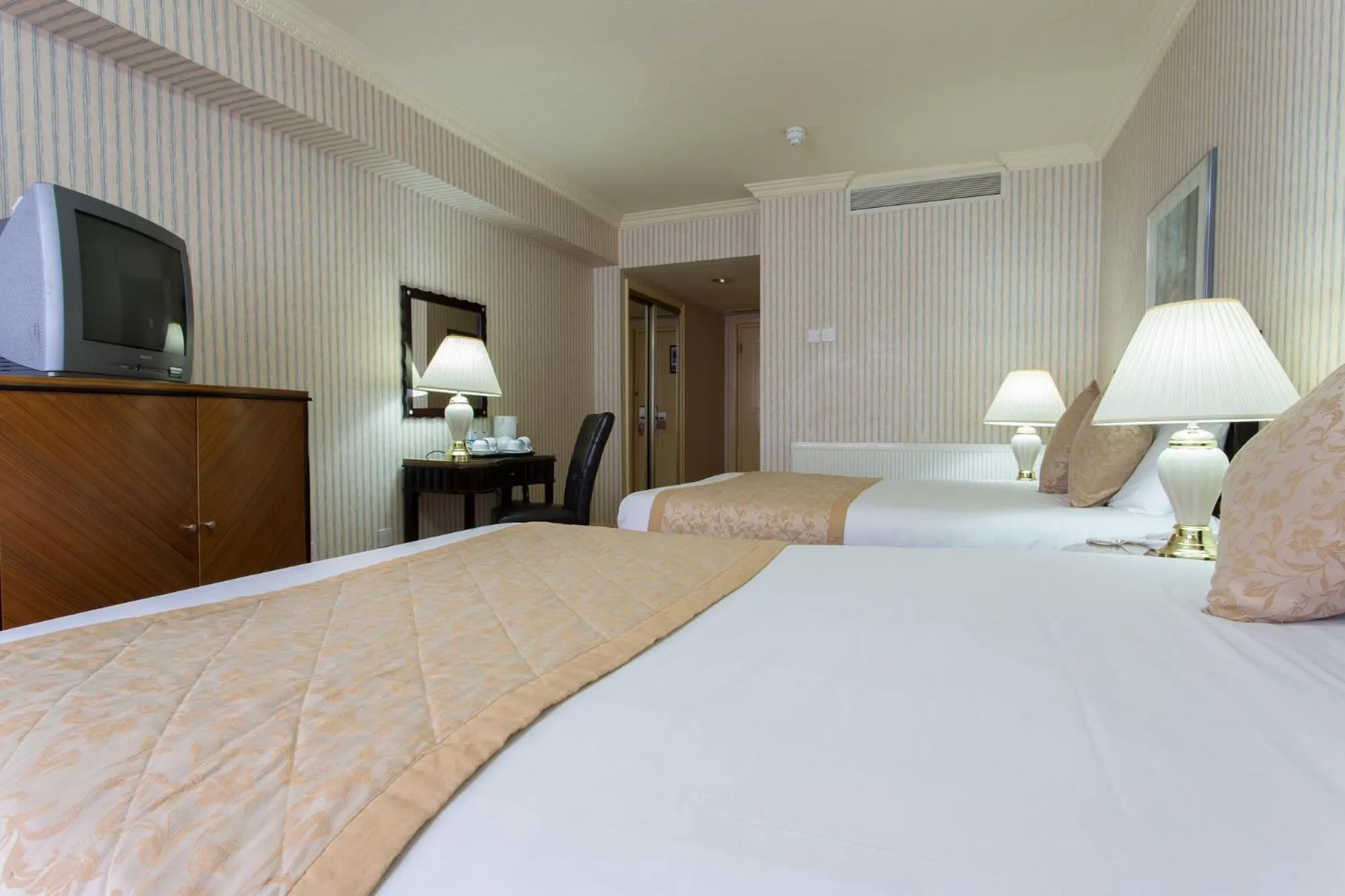 Bed in Britannia Country House Hotel