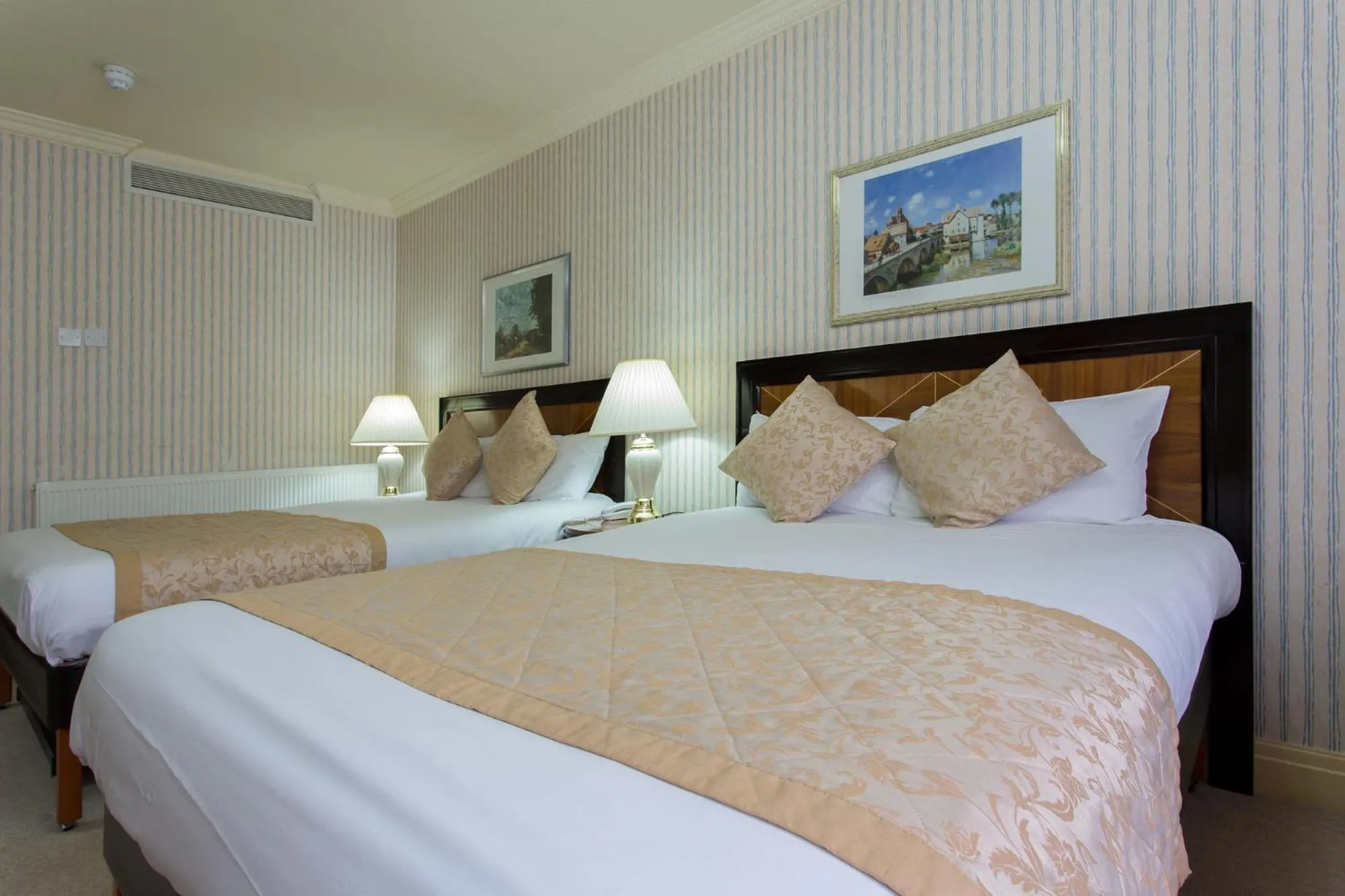 Bed in Britannia Country House Hotel