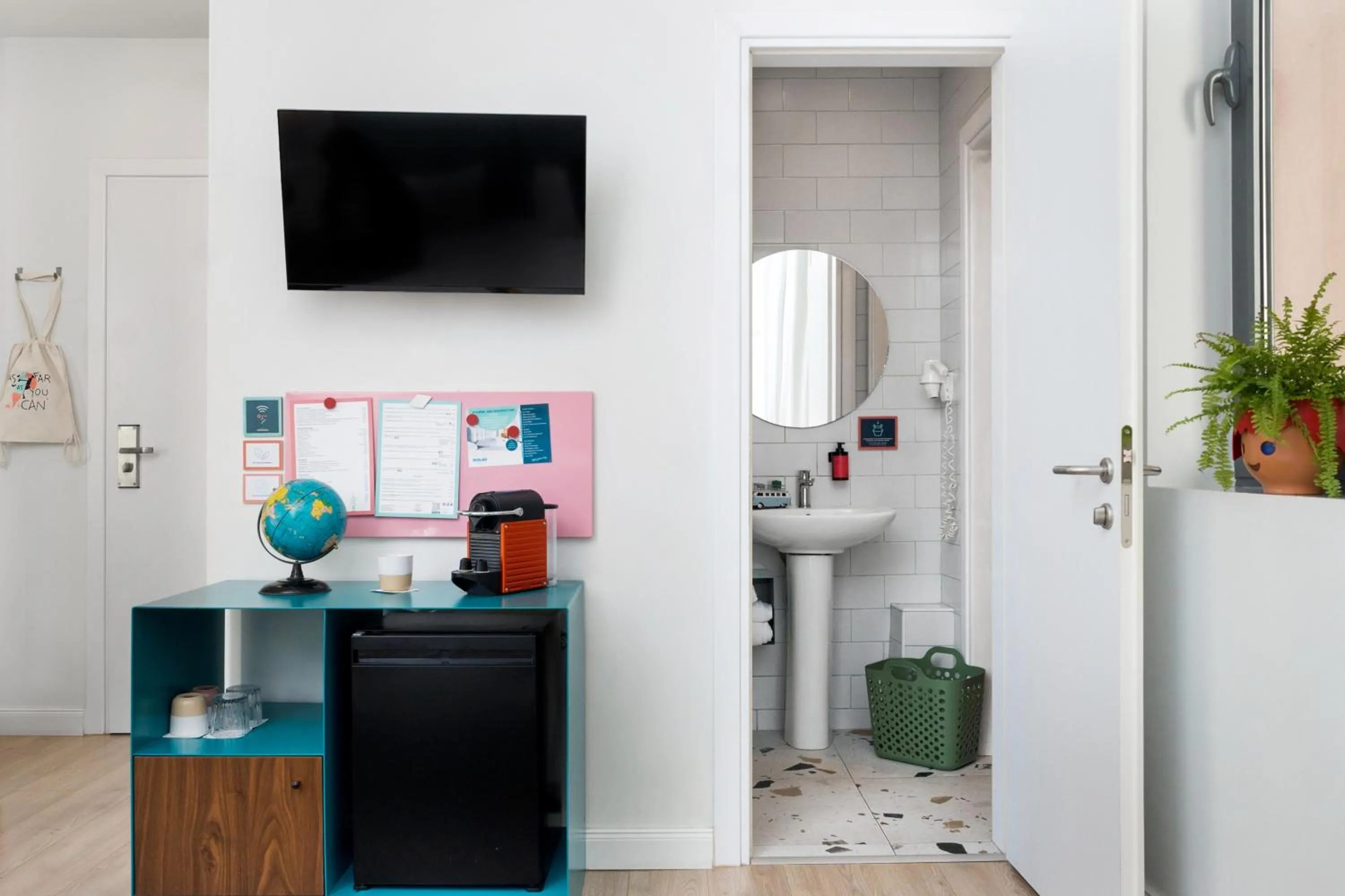 Photo of the whole room in The Caravan