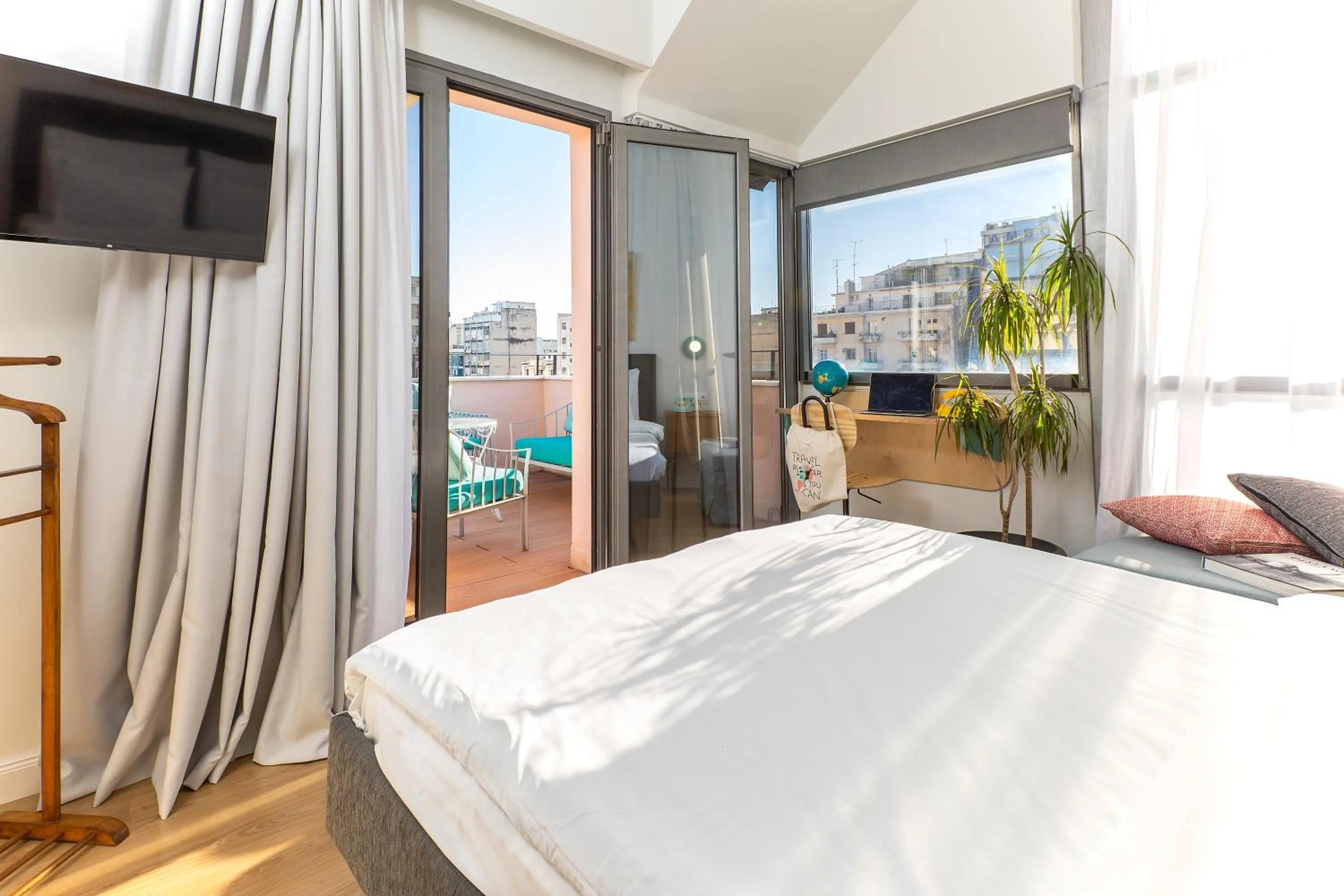 City view, Bed in The Caravan