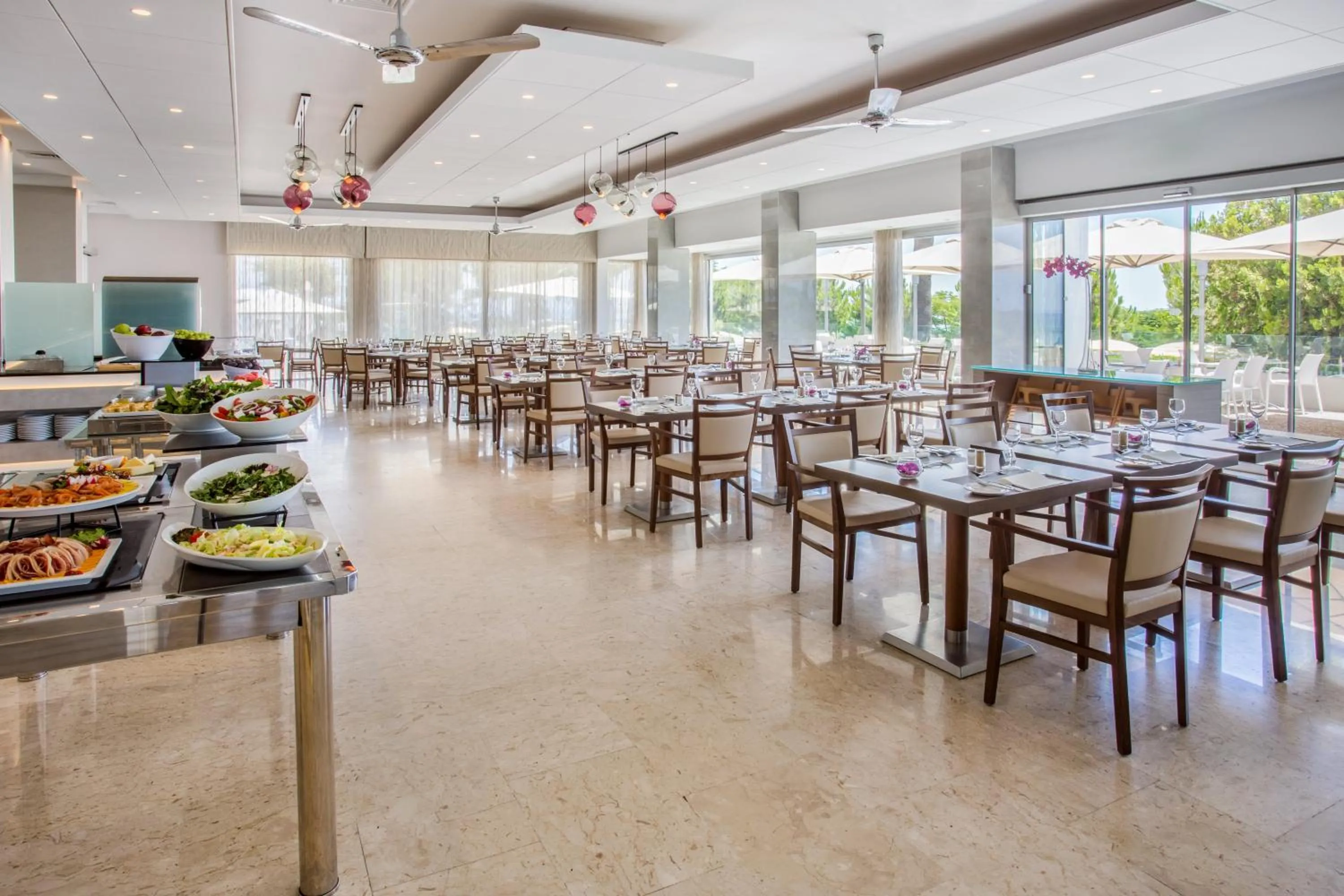 Restaurant/places to eat in Crowne Plaza Limassol by IHG