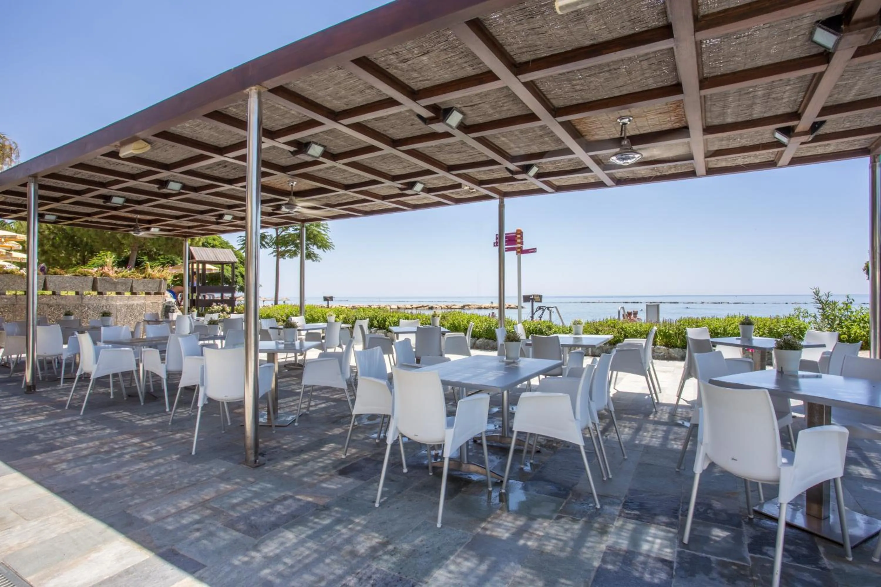 Restaurant/places to eat in Crowne Plaza Limassol by IHG