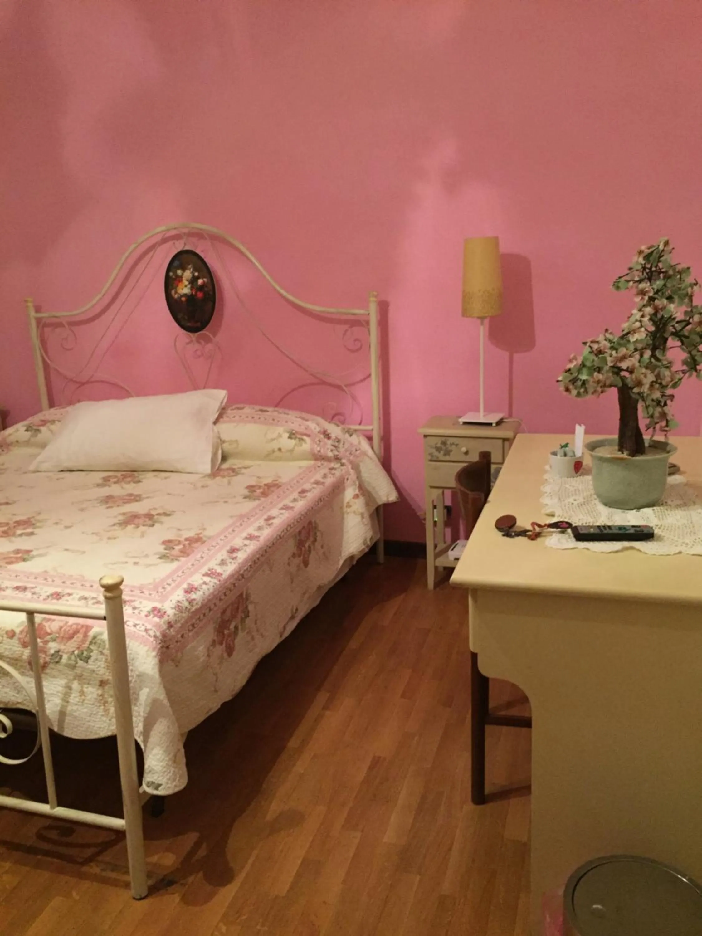 Photo of the whole room, Bed in La Maison Blanche