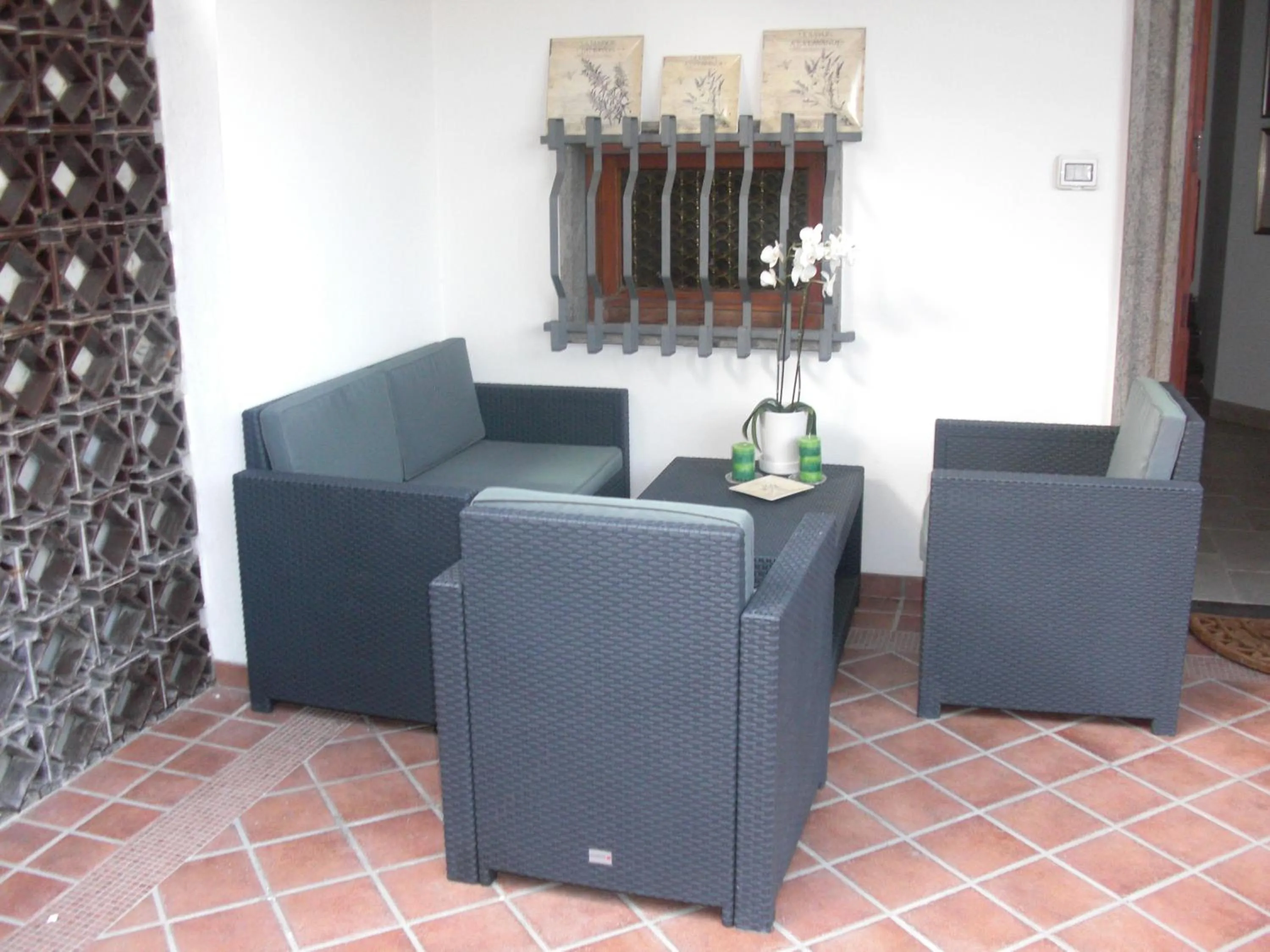 Facade/entrance in La Maison Blanche