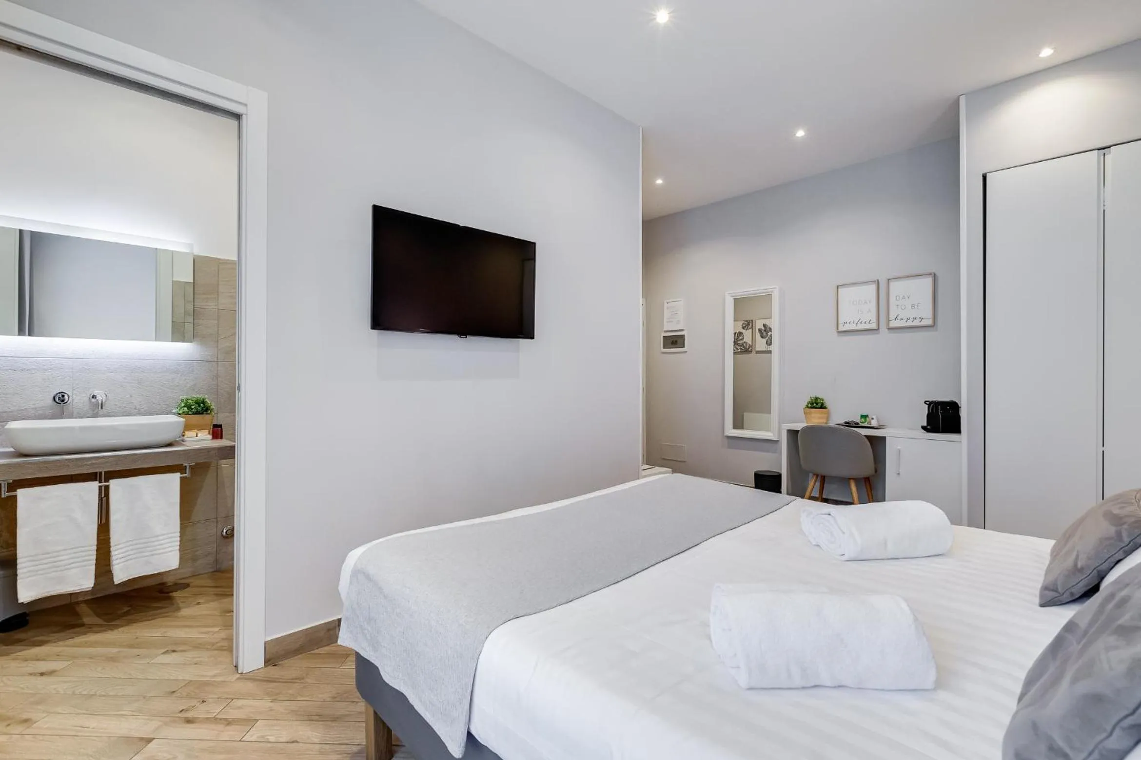 Photo of the whole room, Bed in Colonna Luxury Suites