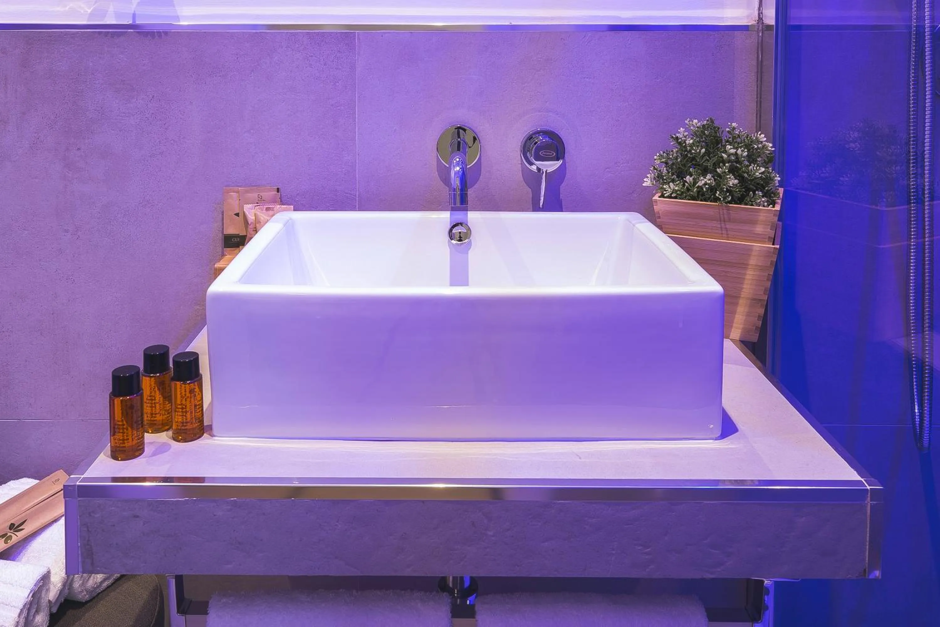 Bathroom in Colonna Luxury Suites