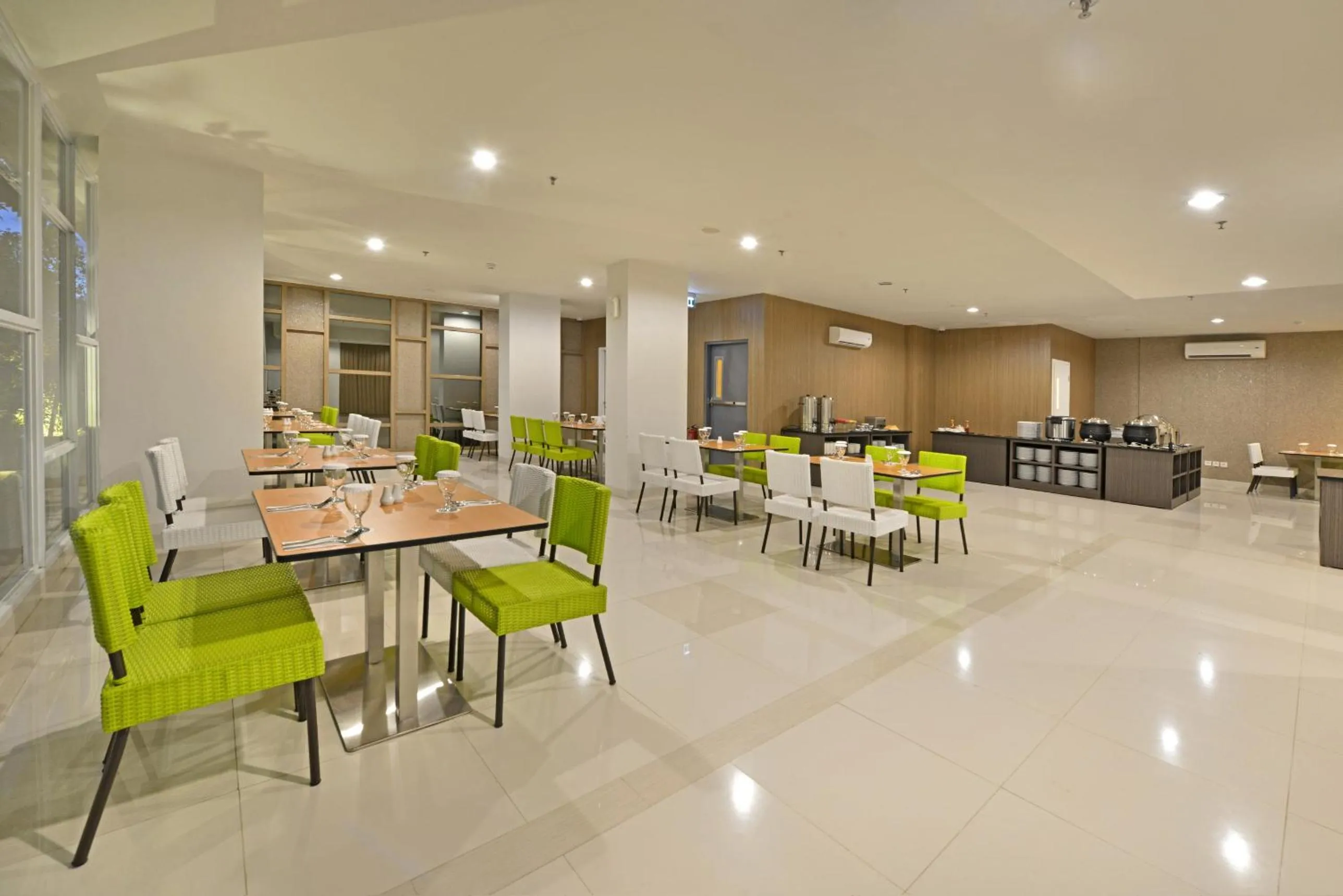 Restaurant/places to eat in Whiz Prime Hotel Hasanuddin Makassar