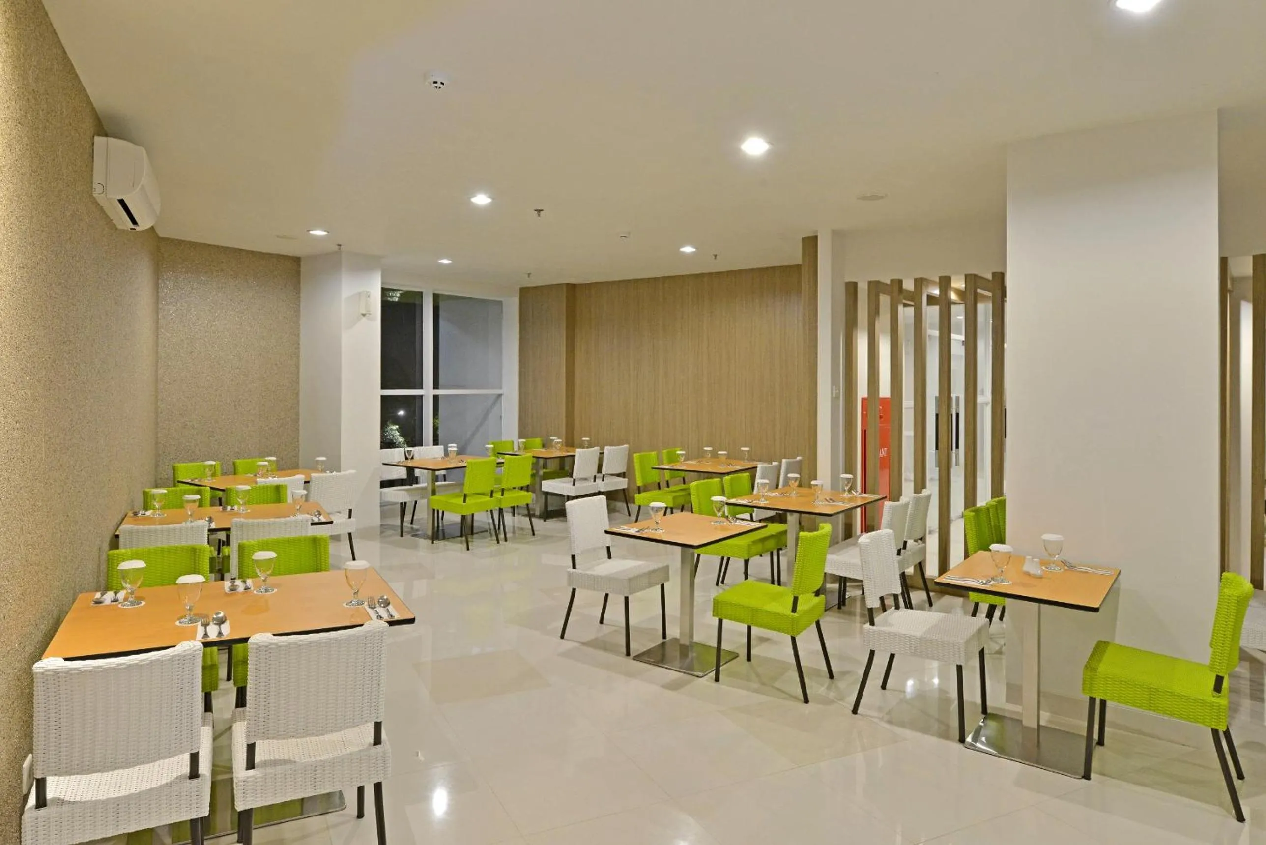 Restaurant/places to eat in Whiz Prime Hotel Hasanuddin Makassar