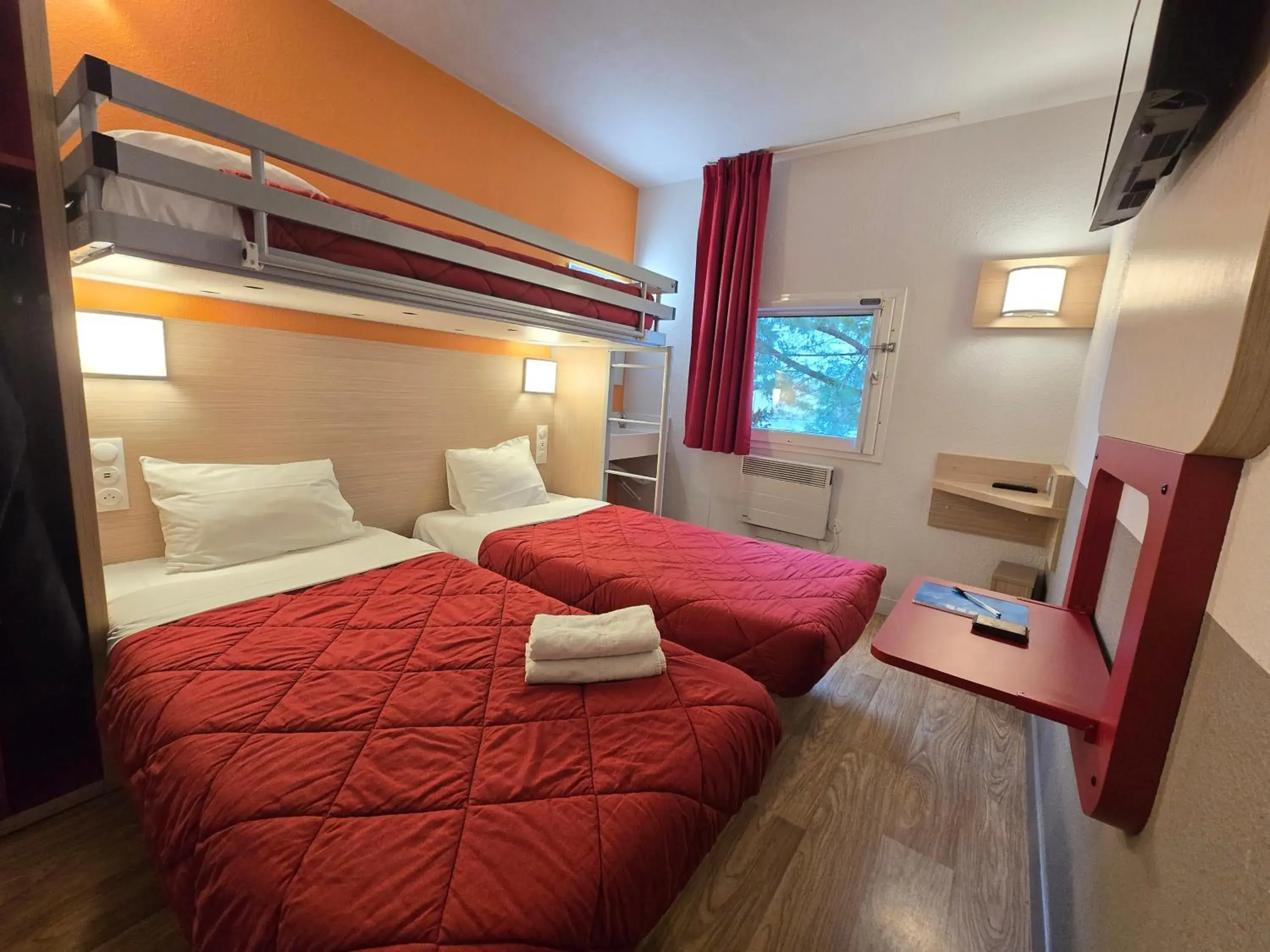 3 Single Beds With Shared Bathroom And Toilet in Premiere Classe Angers Est - St Barthelemy D'Anjou 3 Single Beds With Shared Bathroom And Toilet in Premiere Classe Angers Est - St Barthelemy D'Anjou
