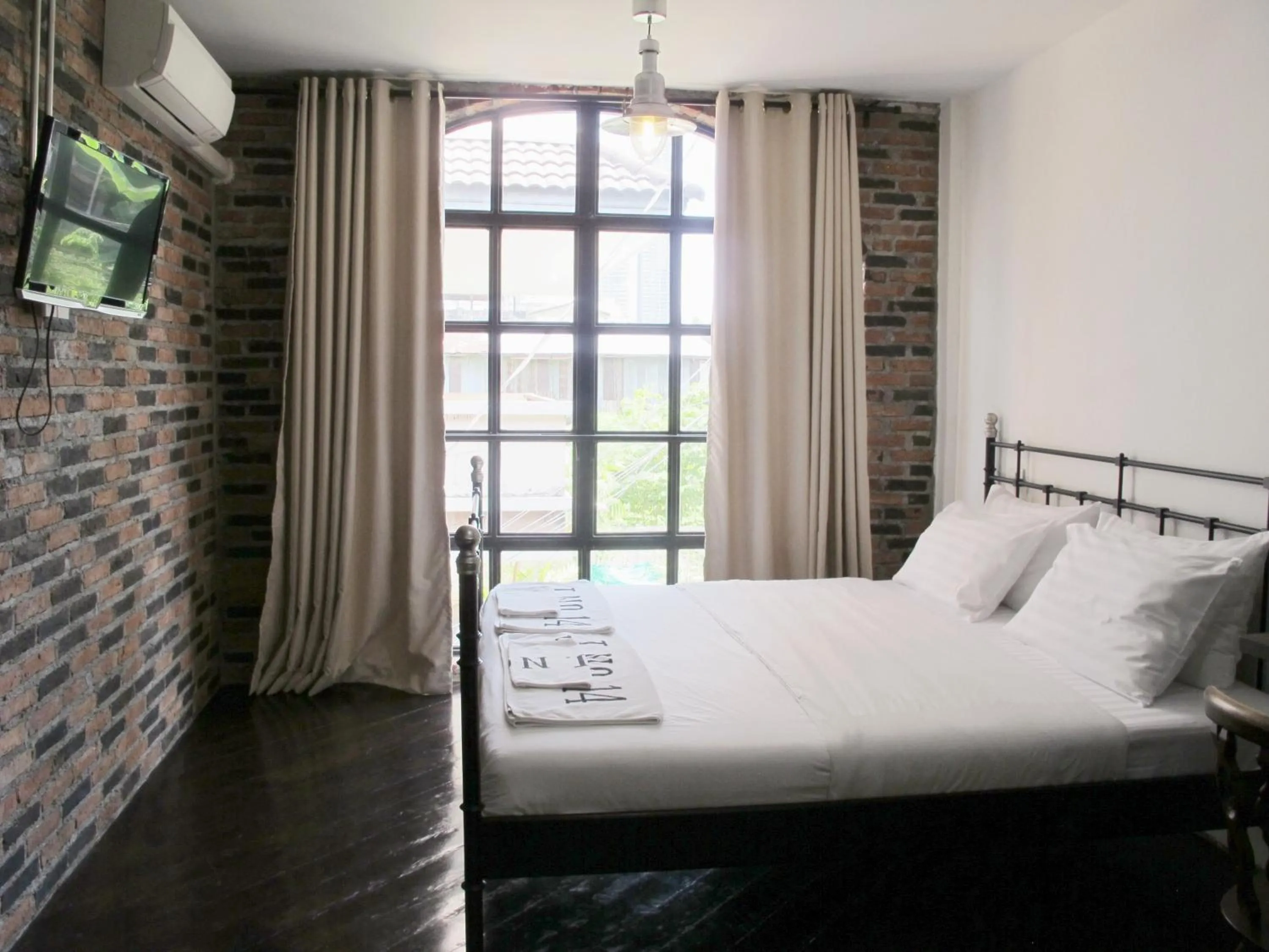 Photo of the whole room, Bed in J No.14