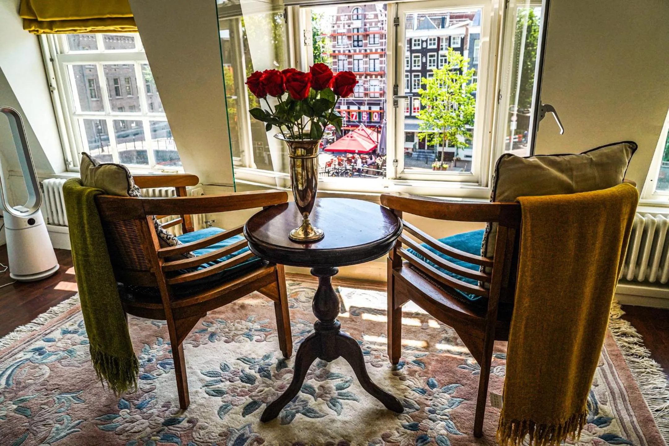 Seating area in The Balcony at Prinsen Canal apartment Amsterdam