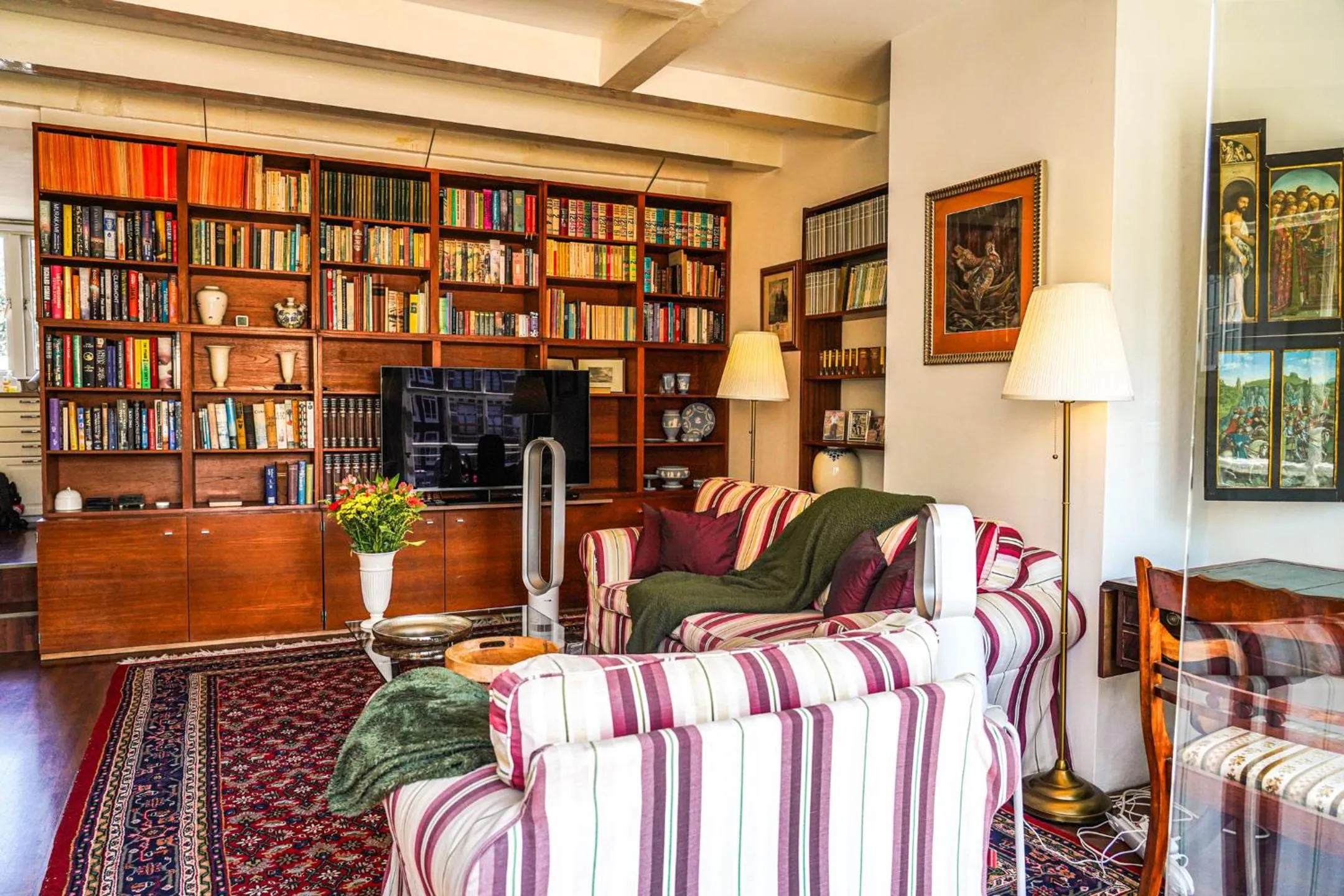 Seating area in The Balcony at Prinsen Canal apartment Amsterdam