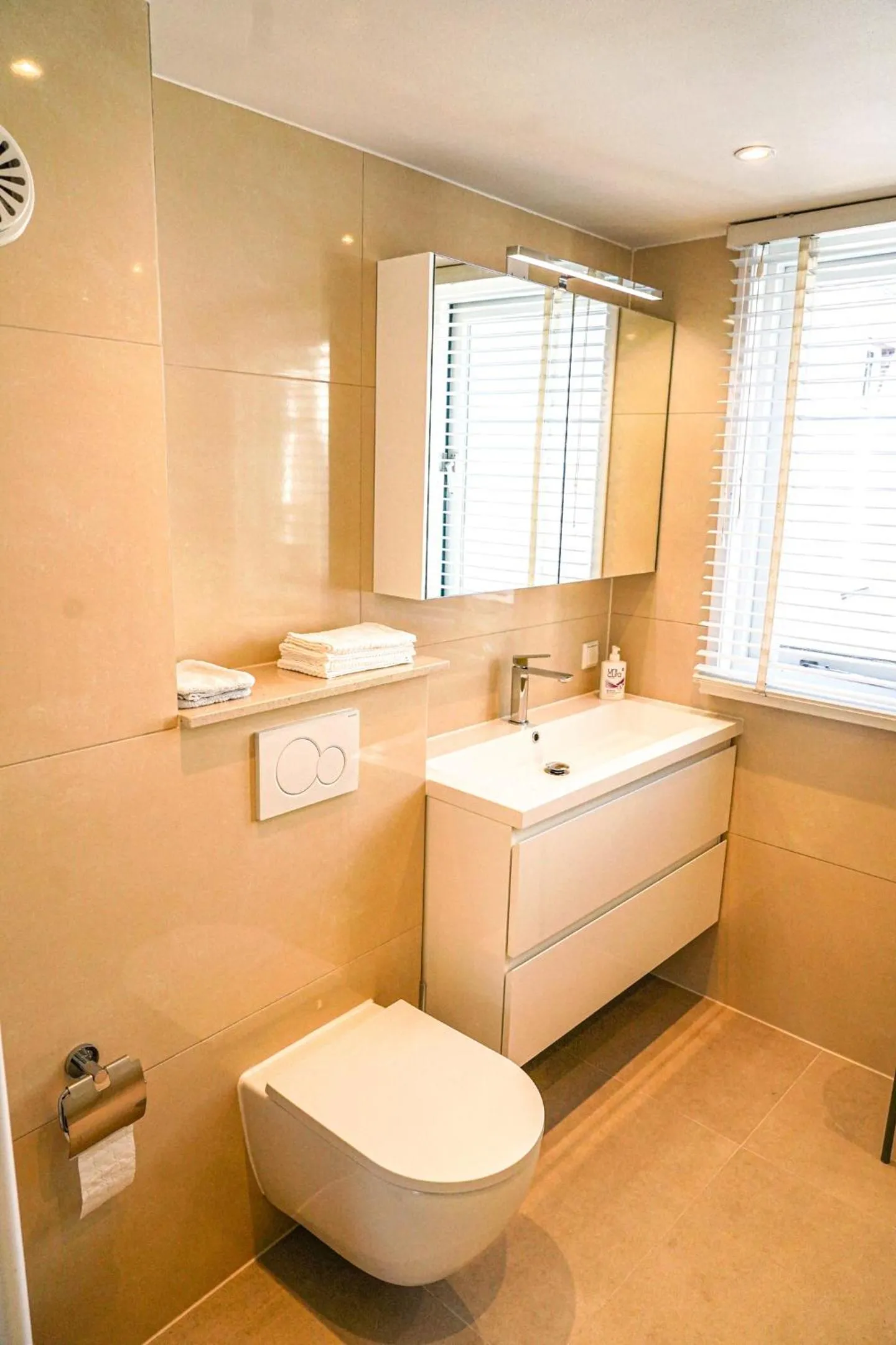 Toilet in The Balcony at Prinsen Canal apartment Amsterdam