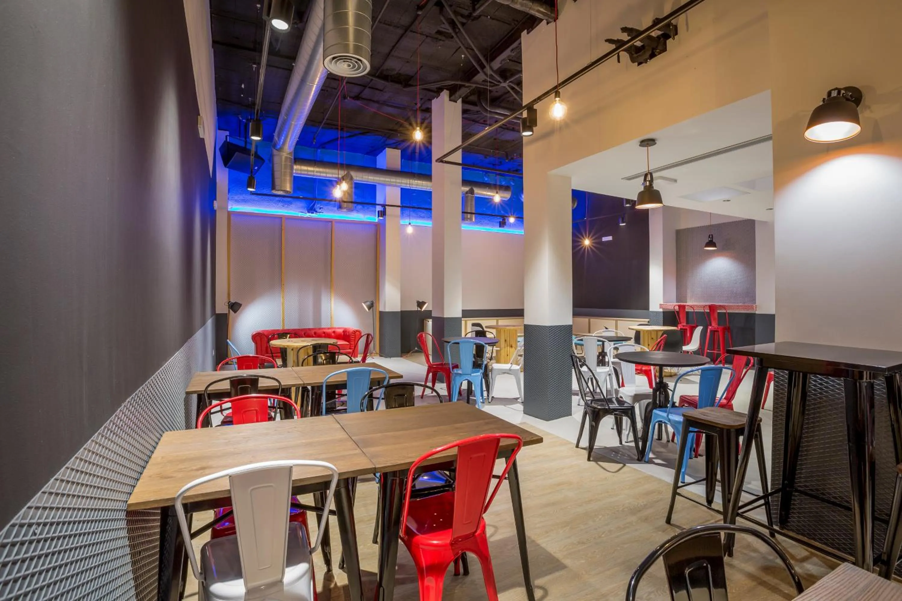 Communal lounge/ TV room in Mola Hostel