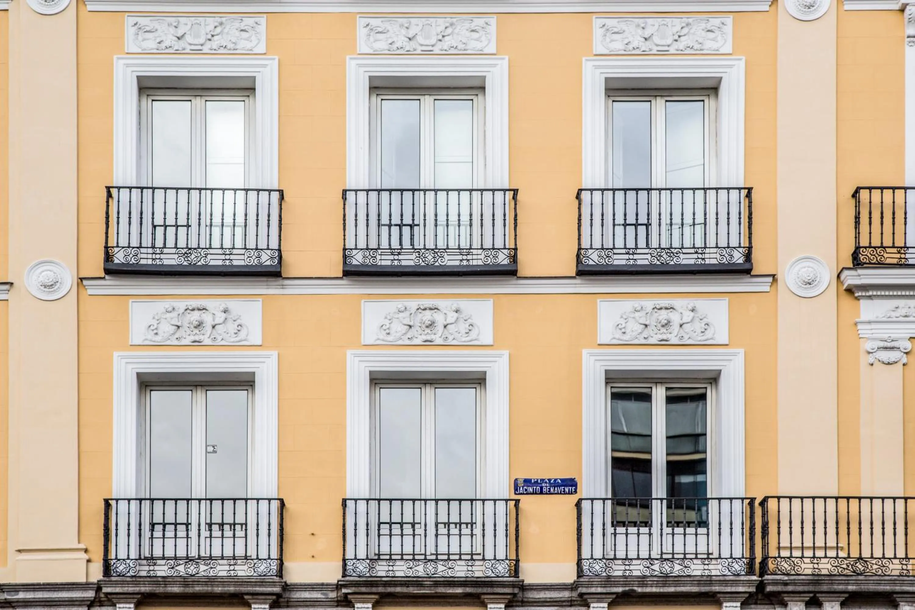 Facade/entrance in Mola Hostel