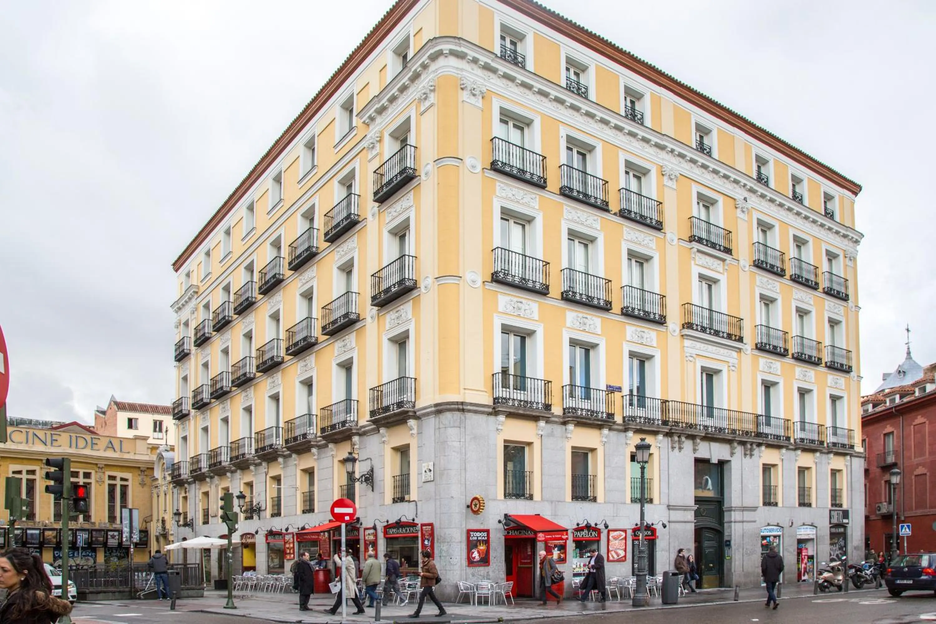 Facade/entrance in Mola Hostel