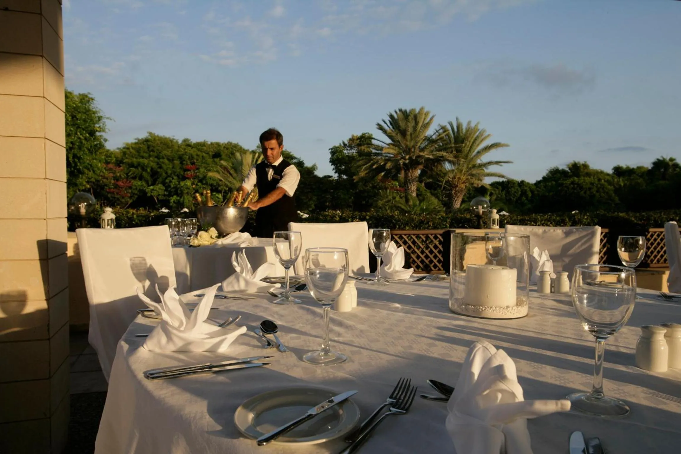 Restaurant/places to eat in Avanti Hotel