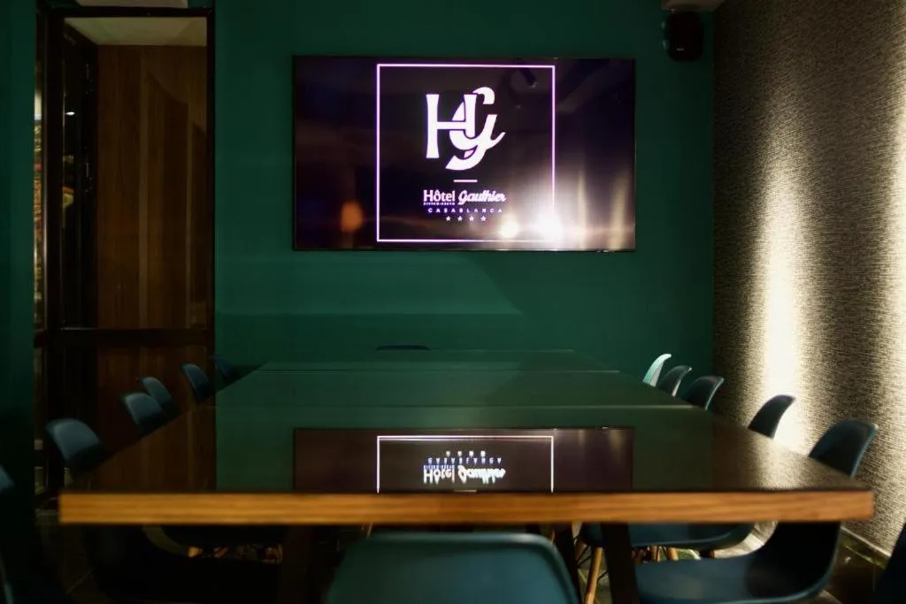 TV and multimedia in Boutique Hotel Gauthier Restaurant Terrasse