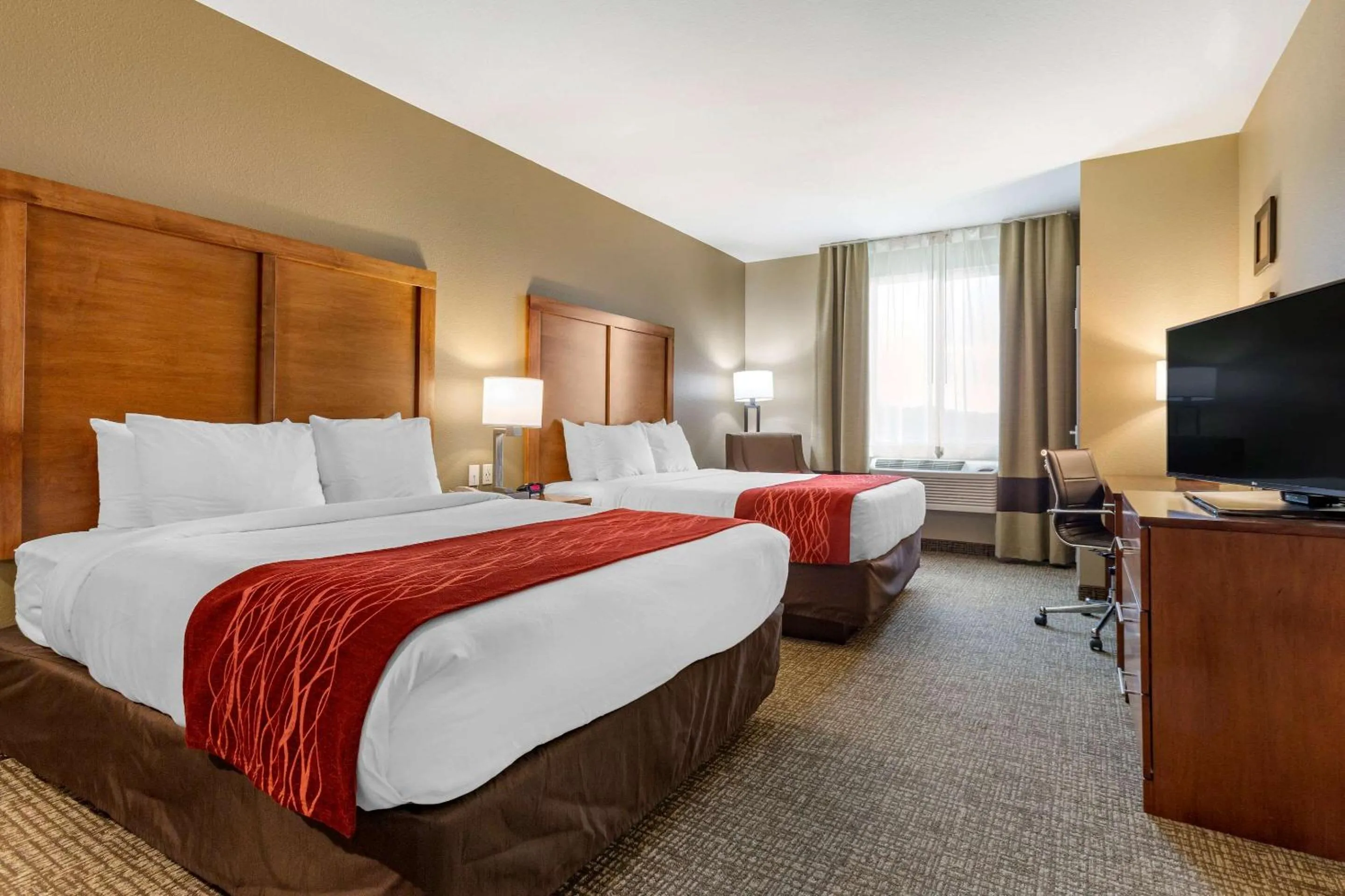 Photo of the whole room, Bed in Comfort Inn & Suites Near Mt Rushmore