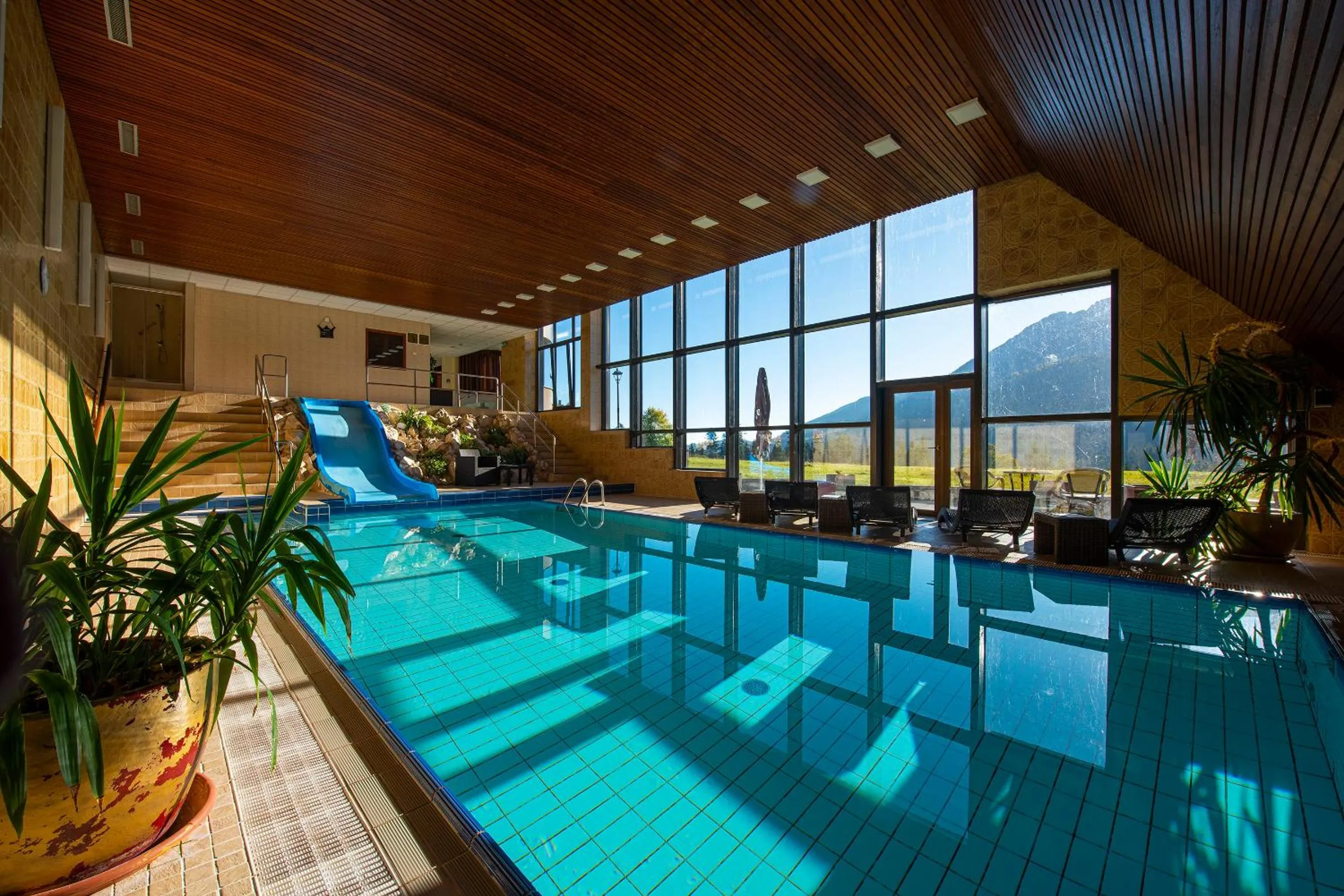 Swimming pool in President Hotel Montfort