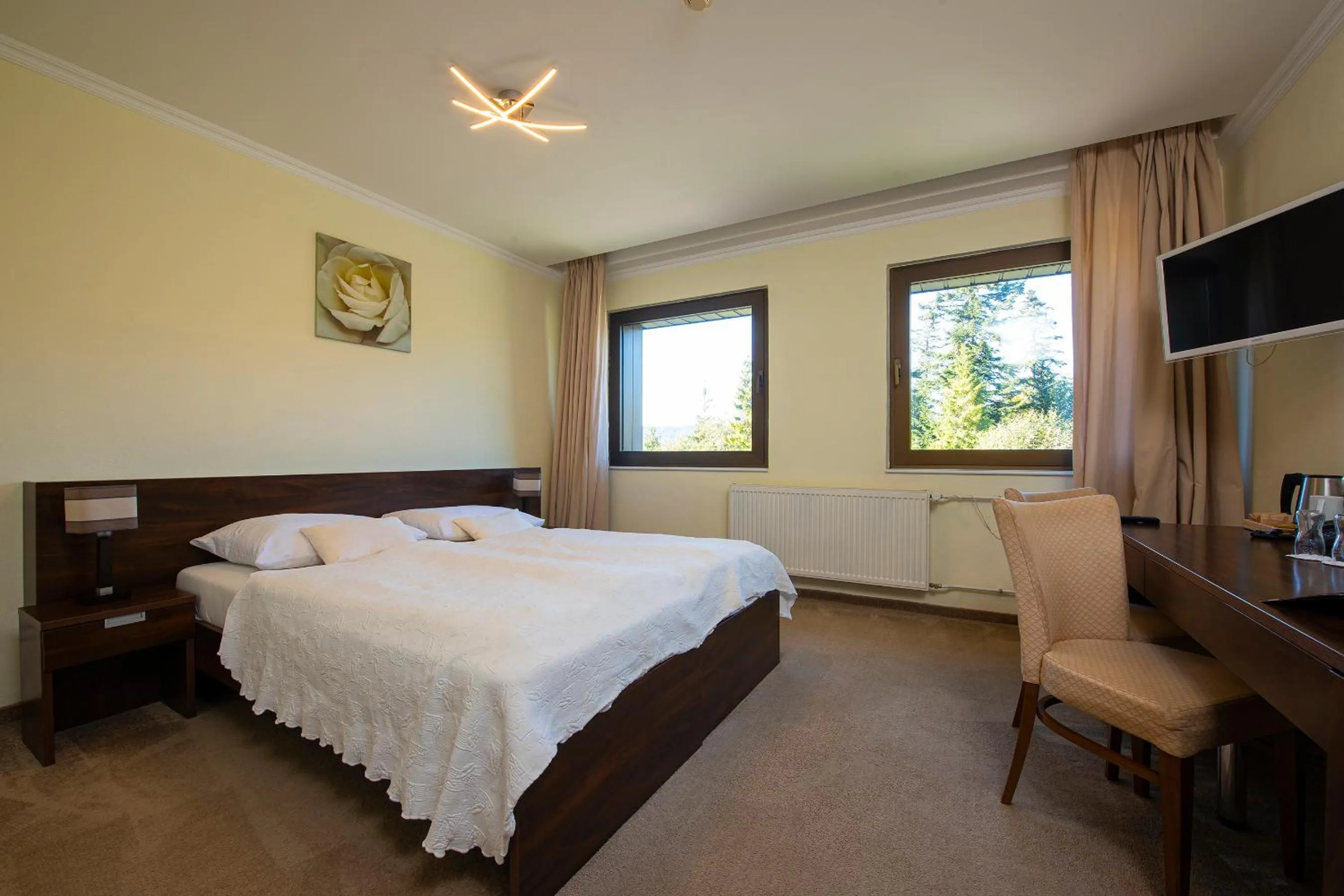 Photo of the whole room, Bed in President Hotel Montfort