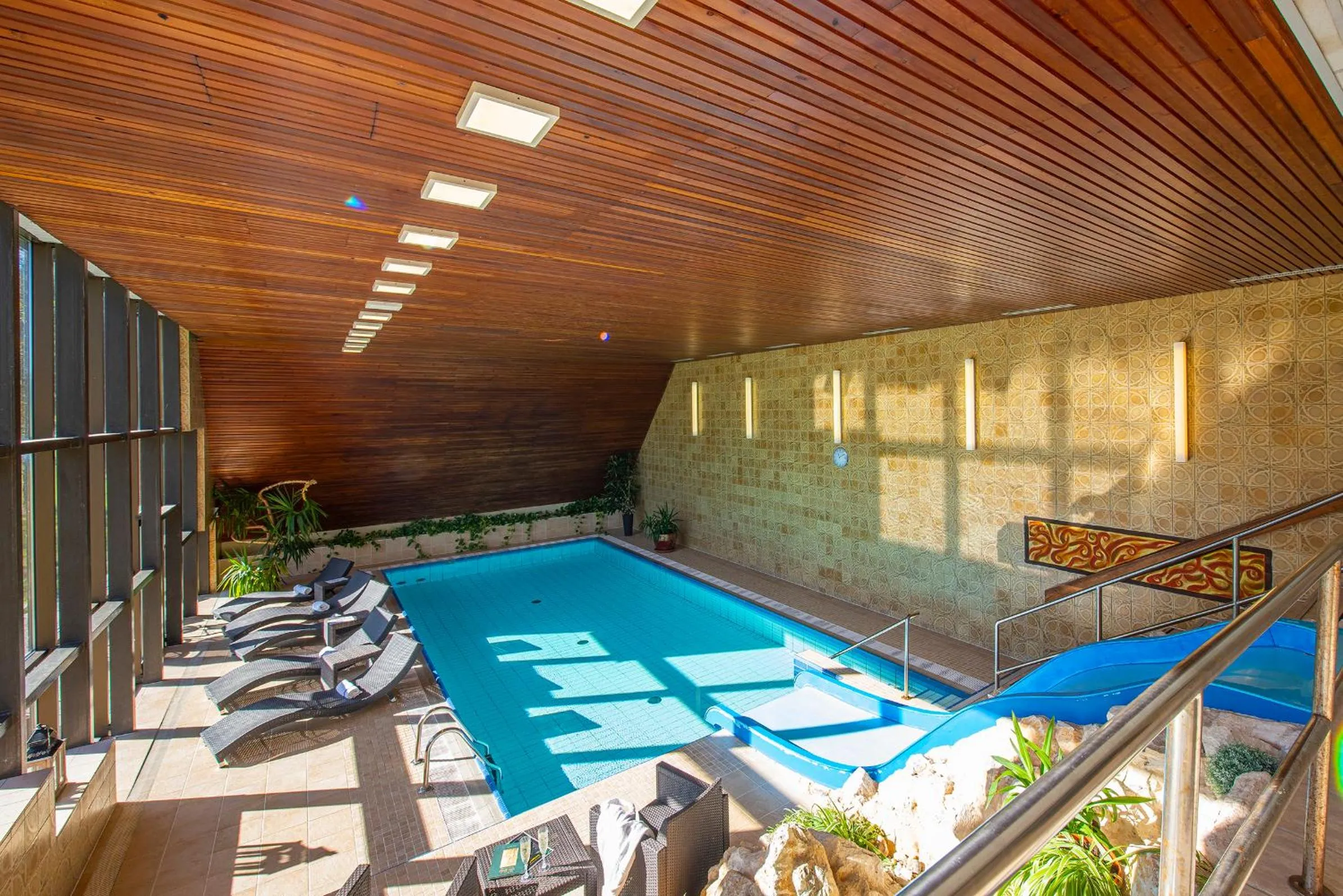 Swimming pool in President Hotel Montfort