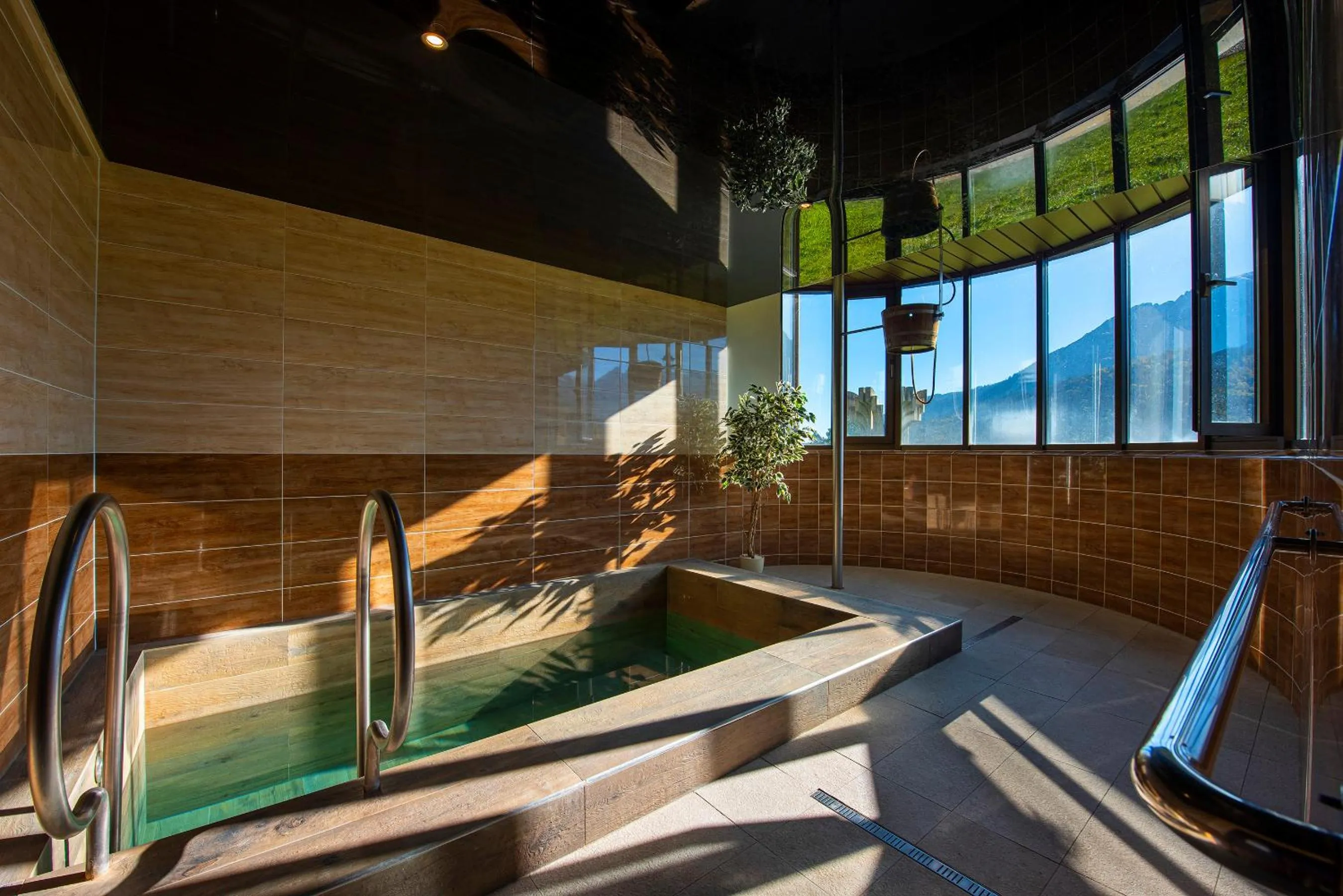 Swimming pool in President Hotel Montfort