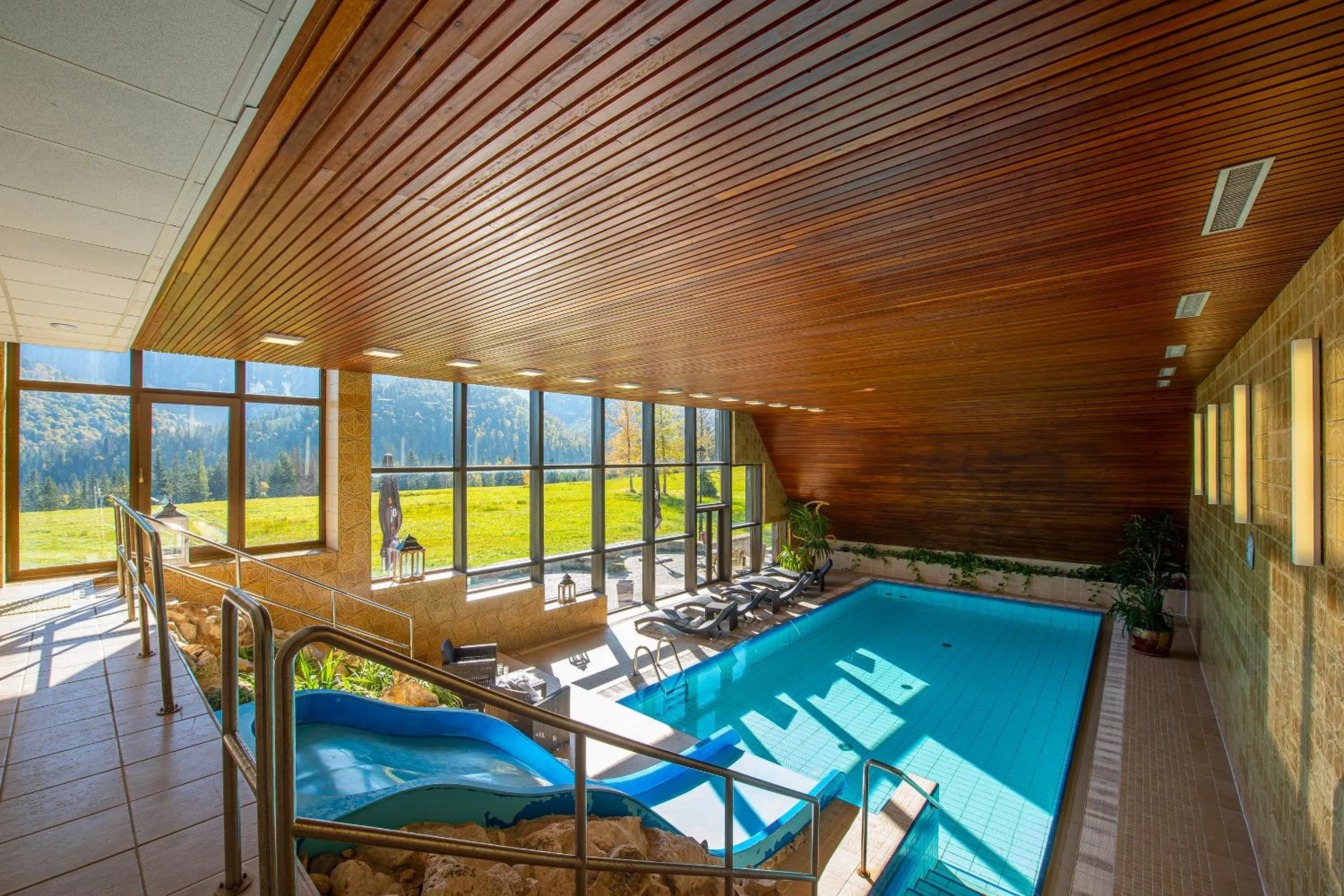 Swimming pool in President Hotel Montfort