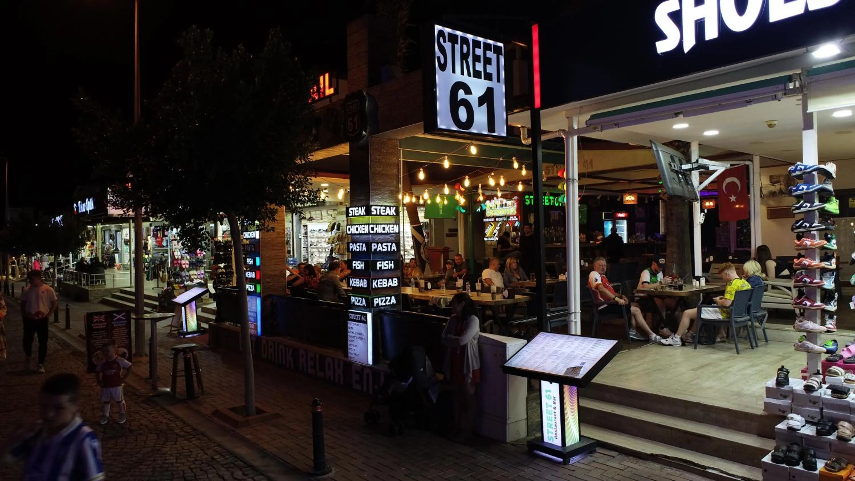 Restaurant/places to eat in Street61 Apart Hotel