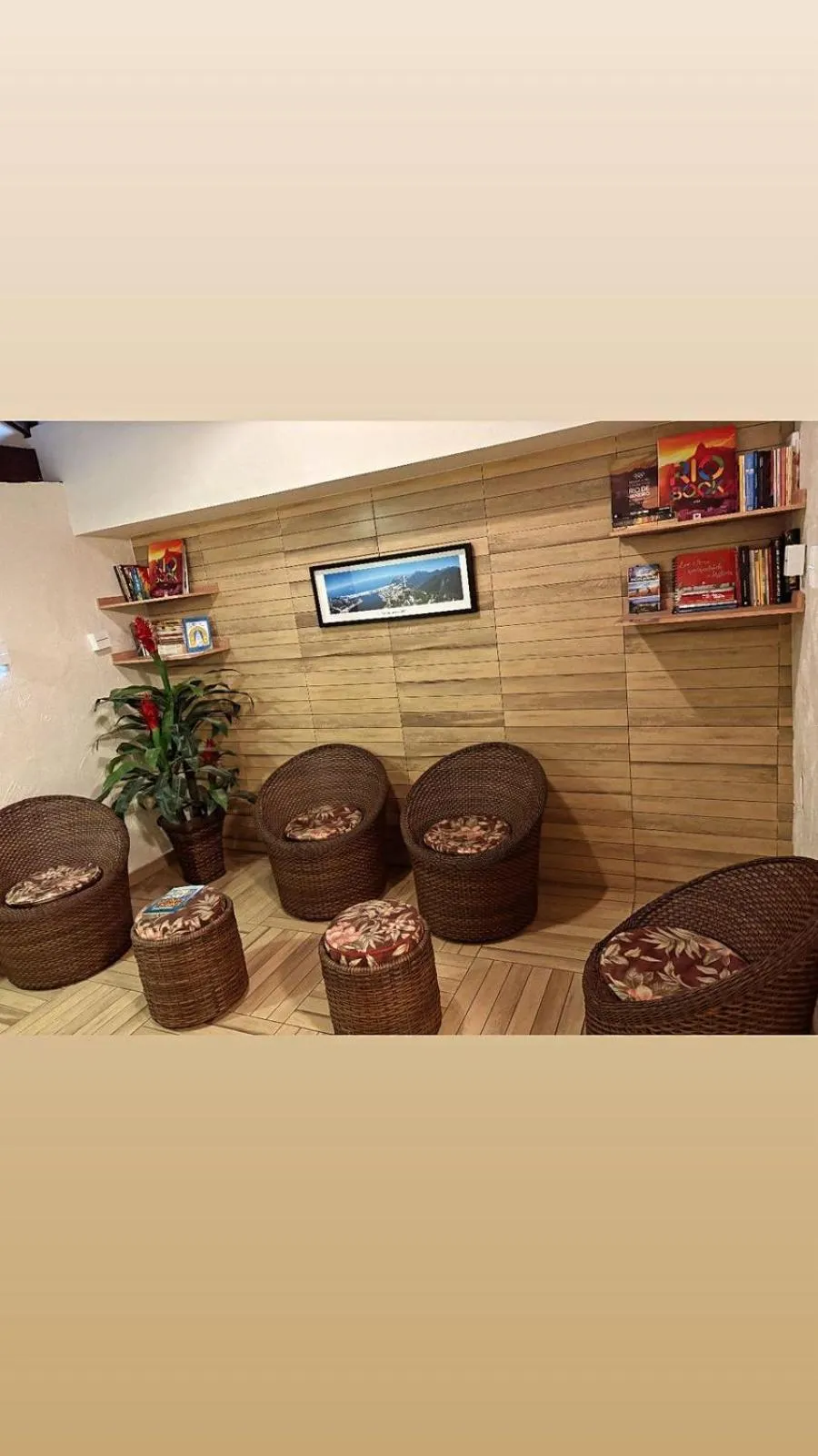 Seating area in Downtown Santana Hotel