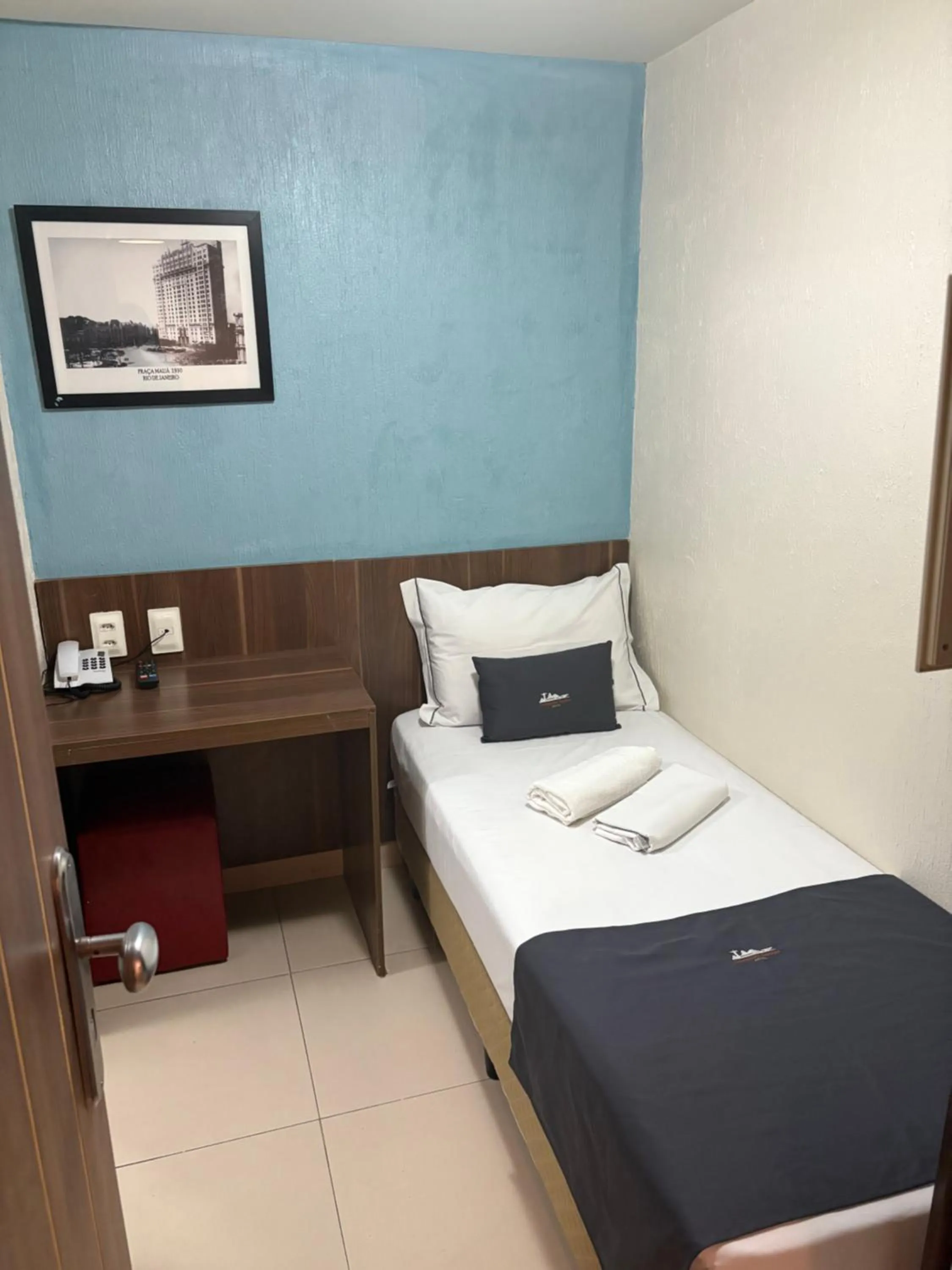 Photo of the whole room, Bed in Downtown Santana Hotel