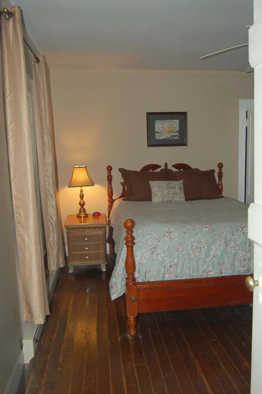 Bedroom, Bed in The Cabins at Healing Springs