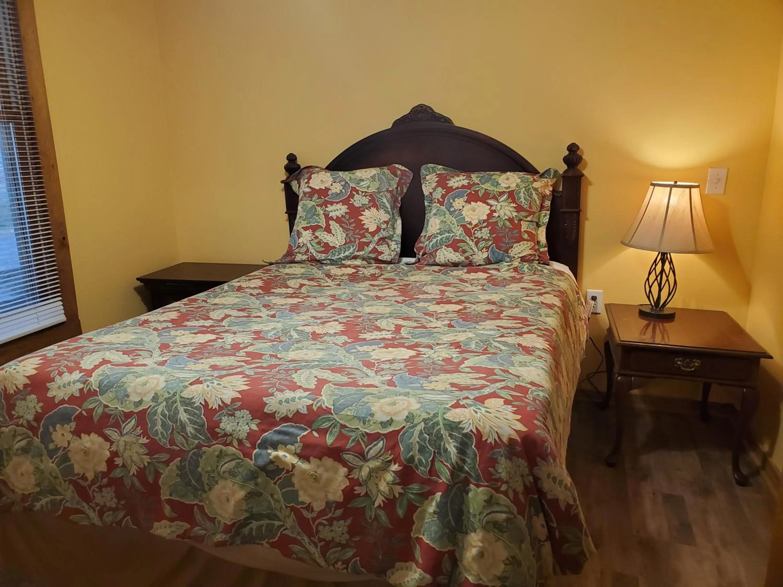 Bedroom, Bed in The Cabins at Healing Springs