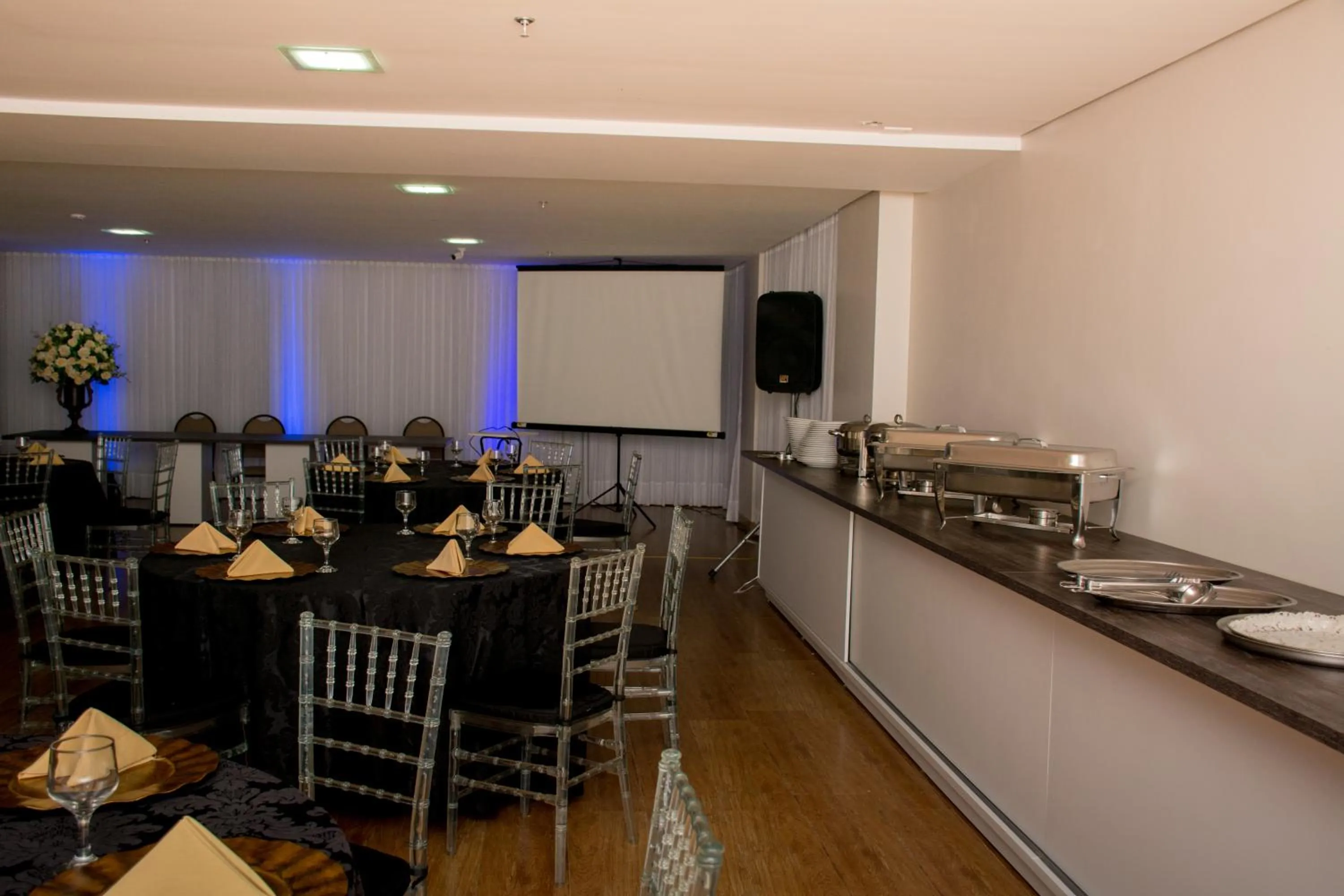 Restaurant/places to eat in Select Hotel