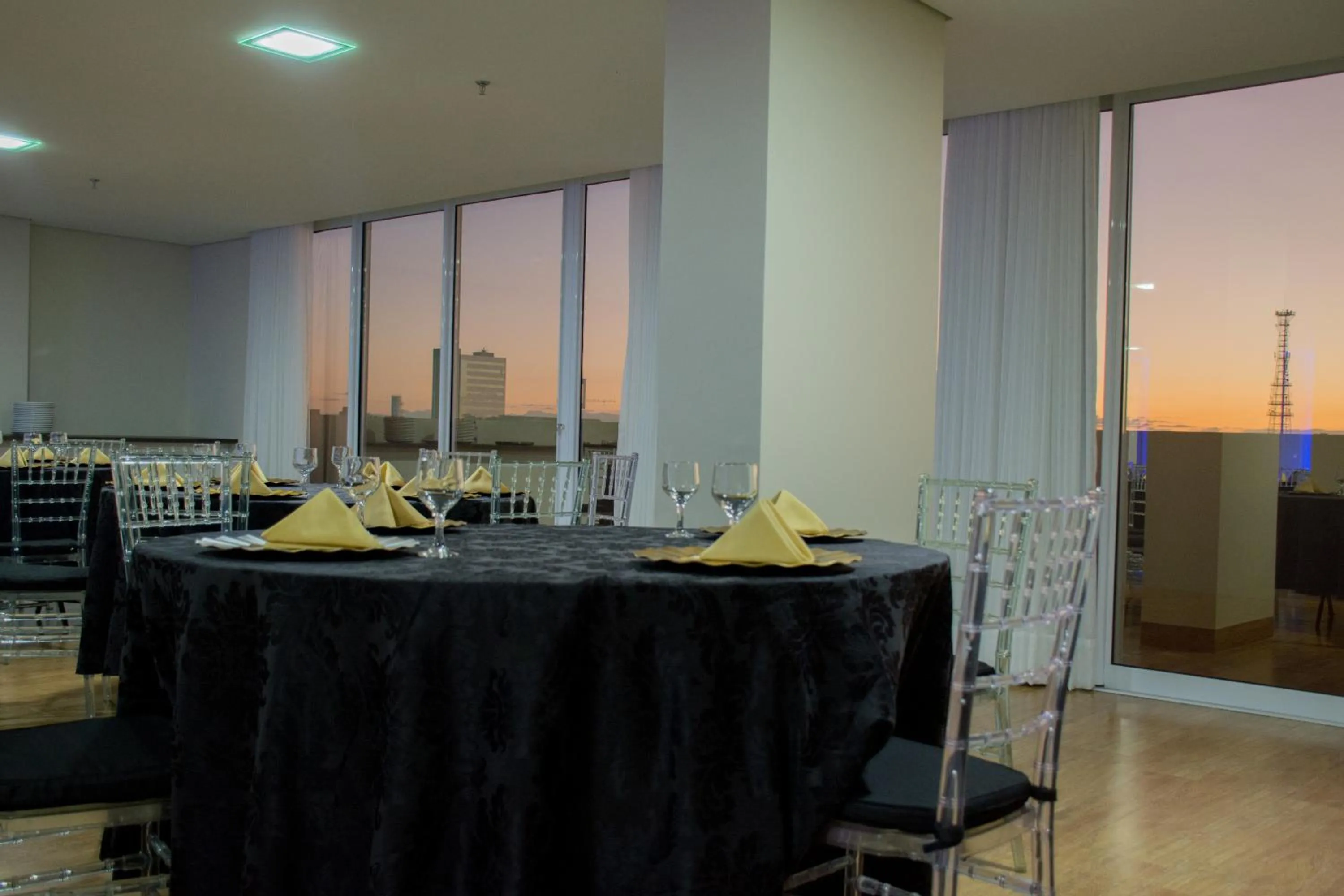 Restaurant/places to eat in Select Hotel