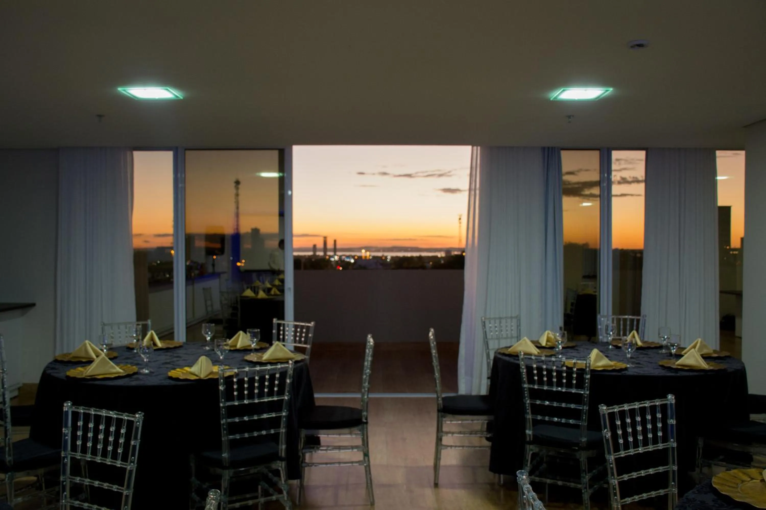 Restaurant/places to eat in Select Hotel