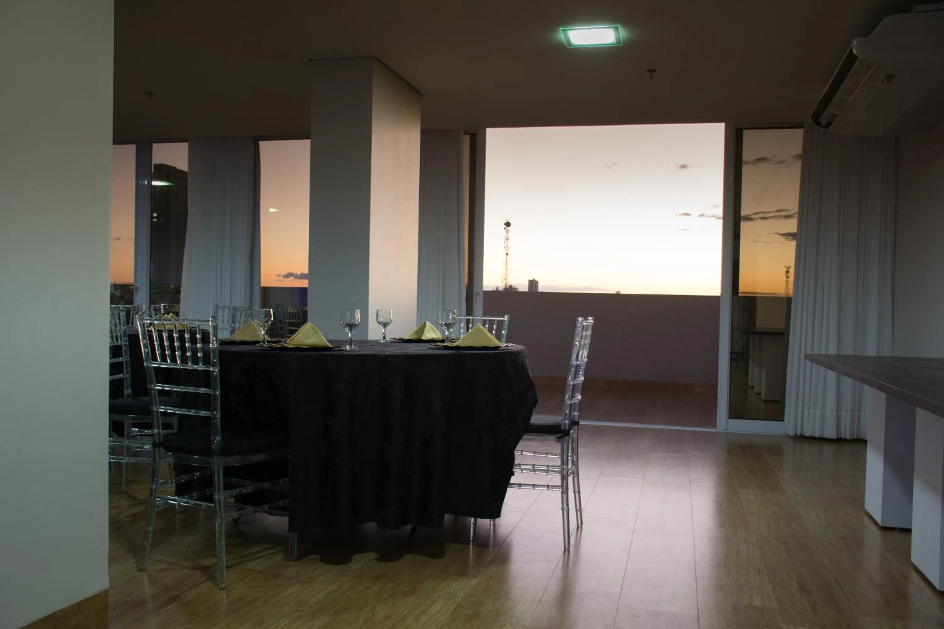 Restaurant/places to eat in Select Hotel